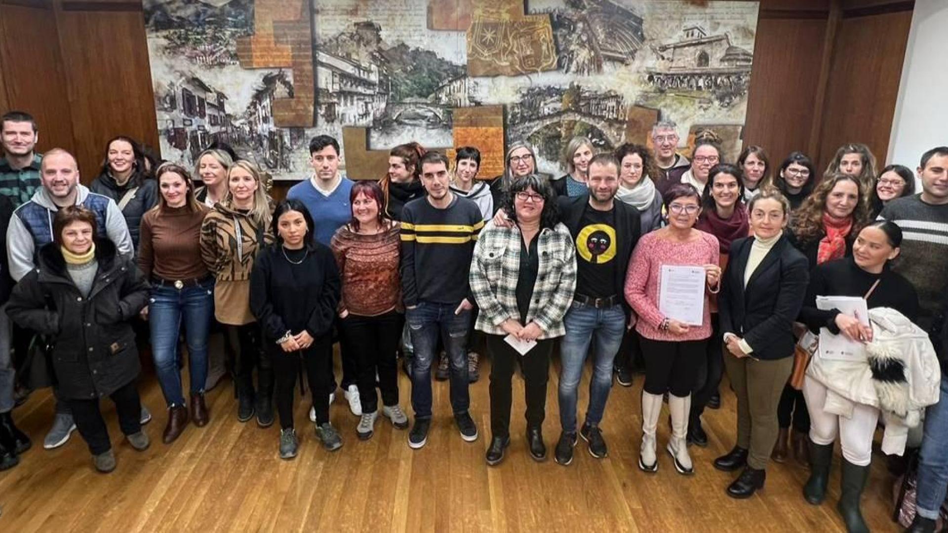 Foto de familia de parte de los representantes de entidades públicas y privadas que se han adherido al Pacto por los cuidados de Estella tras el acto celebrado este martes