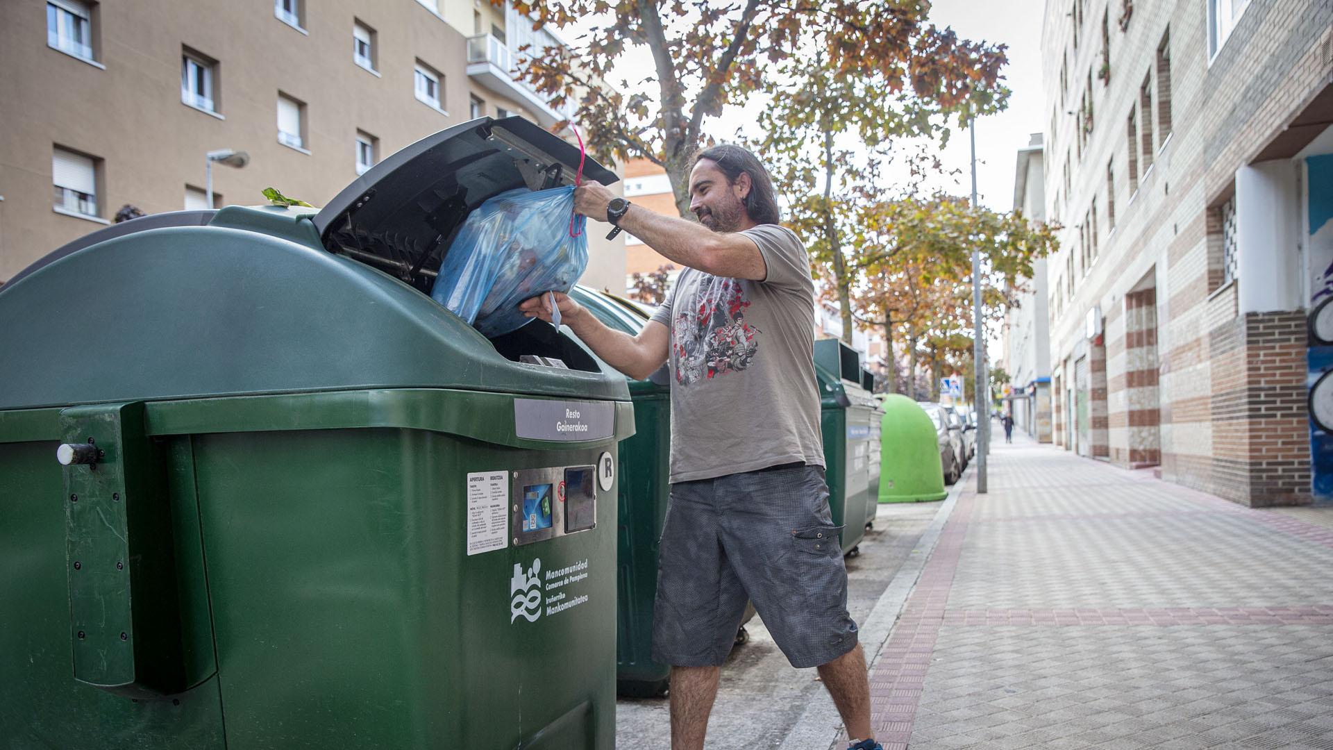 Uno de los contenedores que se abre con tarjeta instalados en varios puntos de la comarca