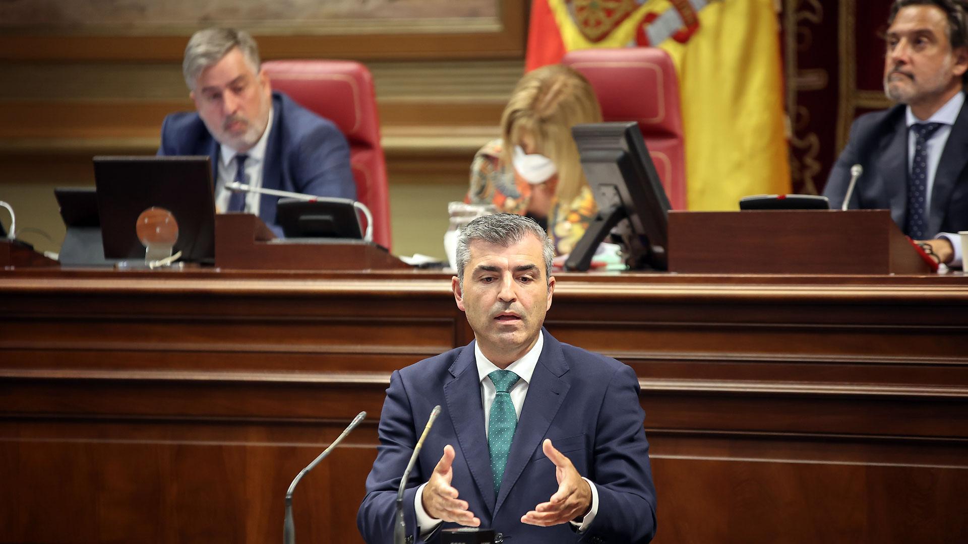 El candidato a la Presidencia del Gobierno de Canarias por el Partido Popular, Manuel Domínguez, durante una intervención en el Parlamento de Canarias