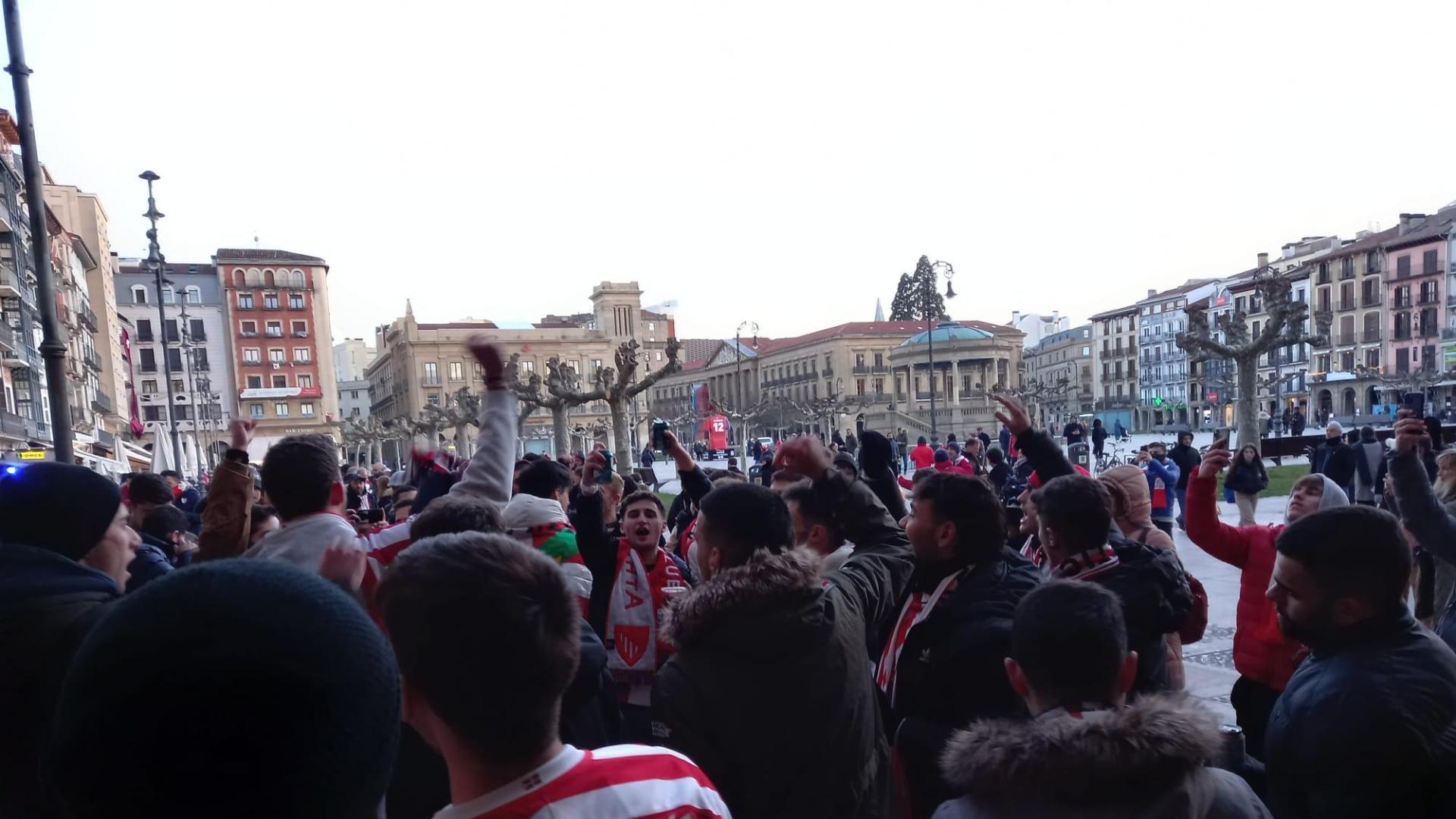Aficiones del Athletic de Bilbao y Osasuna confraternizan en las calles de lo Viejo antes del partido.