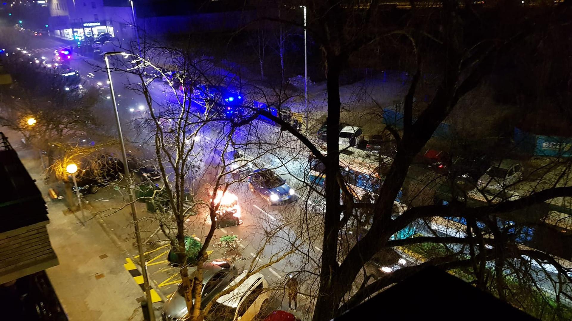 Contenedor ardiendo en la avenida Zaragoza a raíz del enfrentamiento entre aficionados de Osasuna y Athletic Club