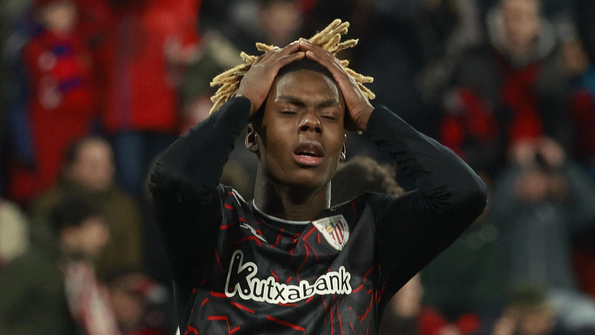 Nico Williams se lamenta tras la derrota del Athletic en El Sadar