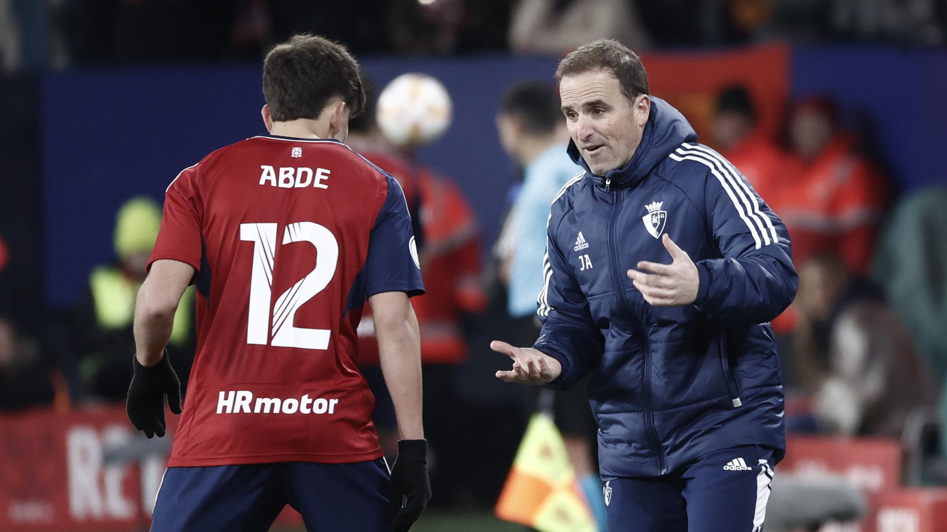 Arrasate da instrucciones a Abde en el partido contra el Athletic