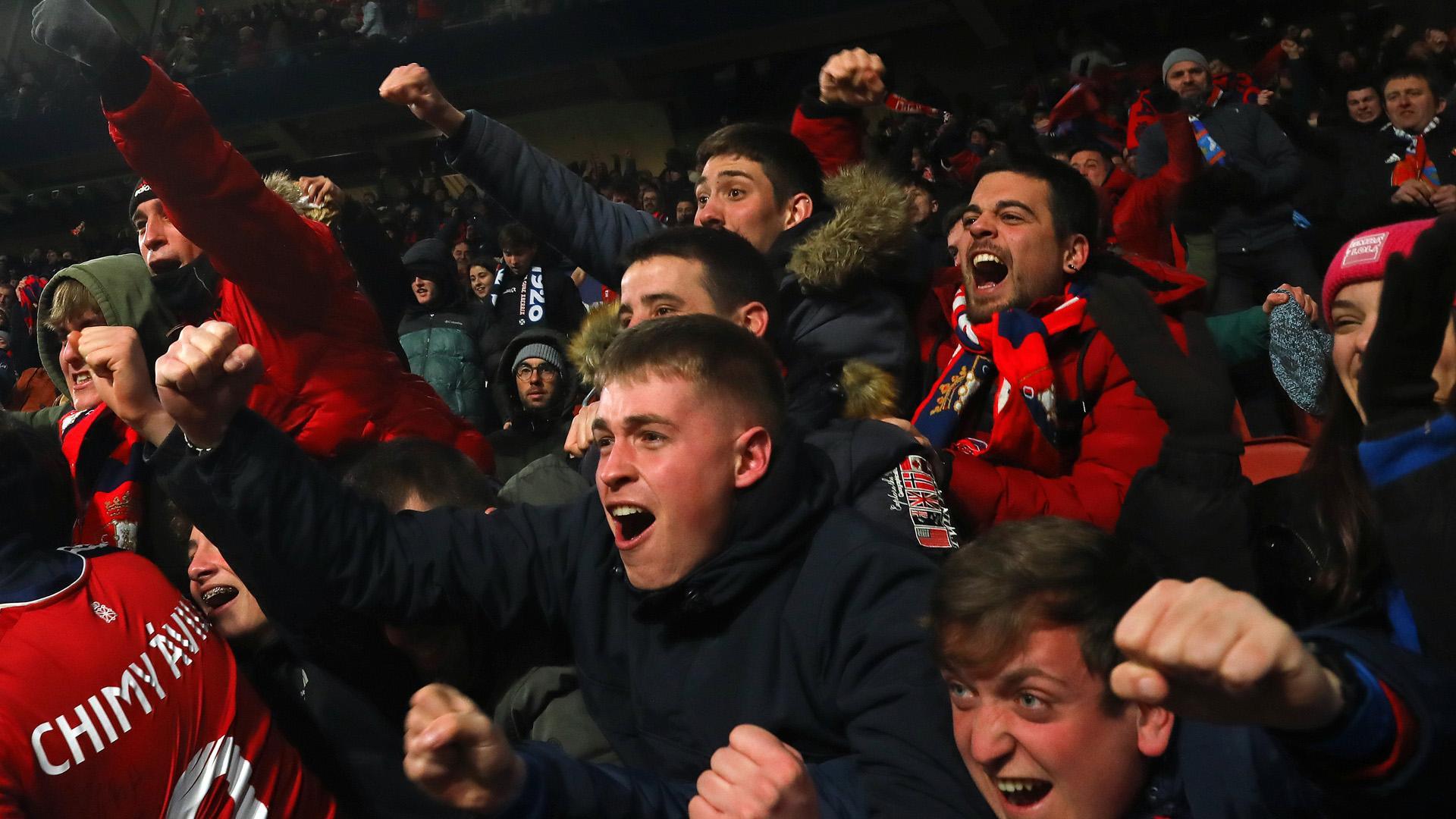 Euforia entre los aficionados rojillos en las gradas de El Sadar tras el gol de Abde
