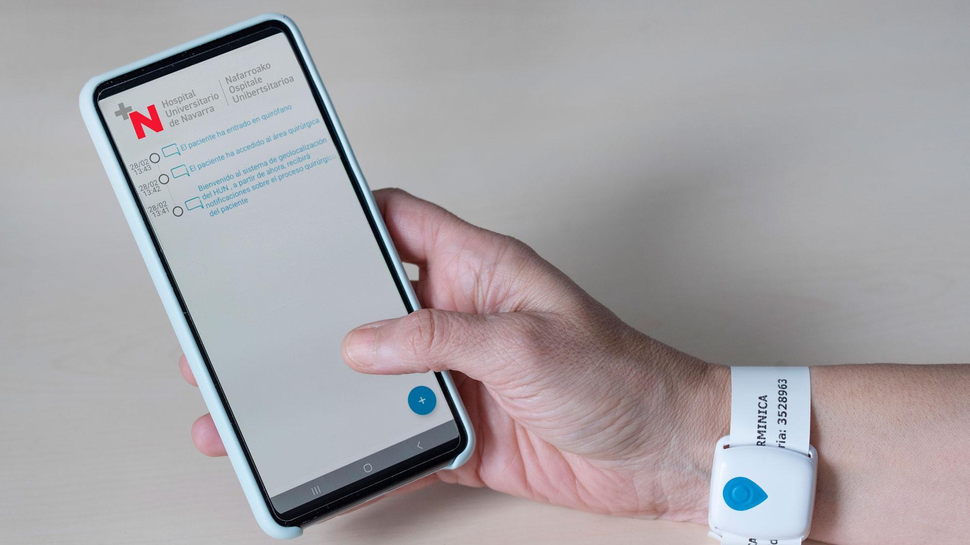 Imagen de la pulsera de geolocalización para el paciente y de la aplicación “Virtual Waiting Room” para el teléfono del acompañante