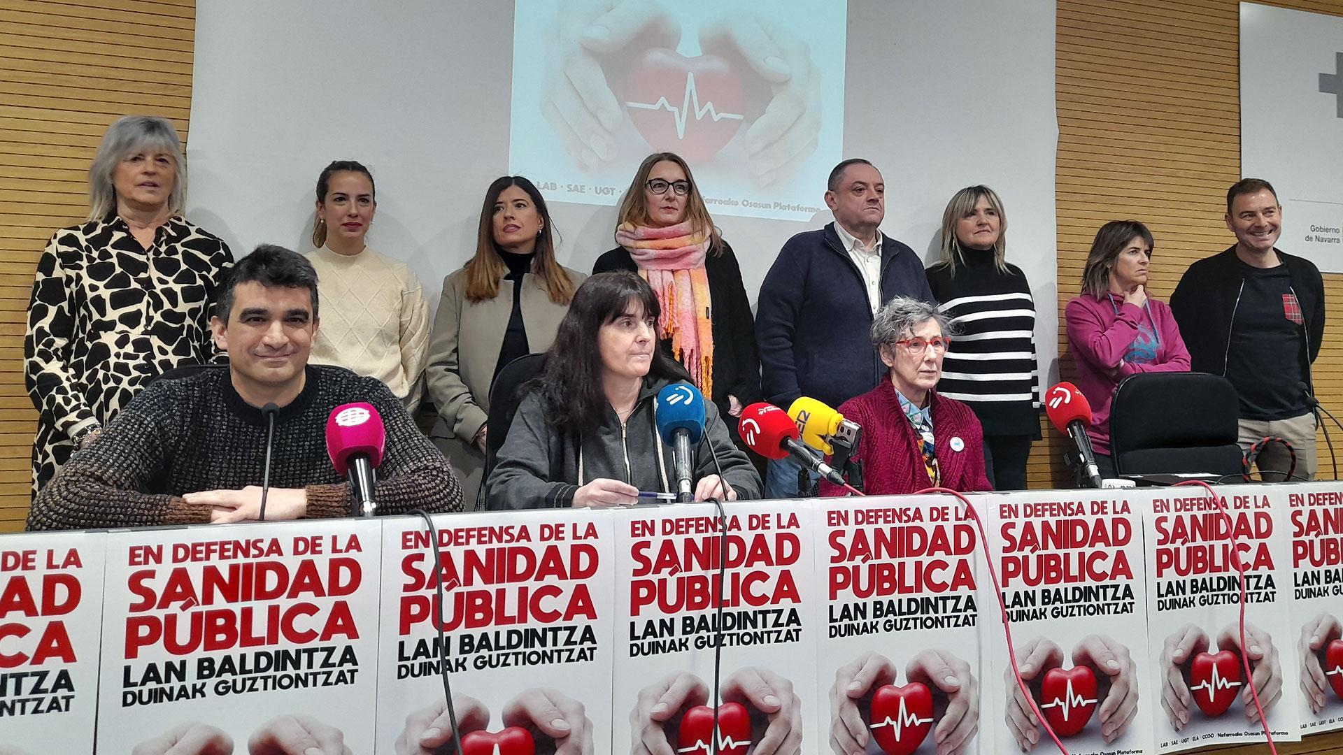 Representantes de los sindicatos convocantes de la huelga en el Servicio Navarro de Salud para el próximo 23 de marzo (LAB, SAE, UGT, ELA, CCOO) y la Plataforma Navarra de Salud, en la rueda de prensa de este jueves