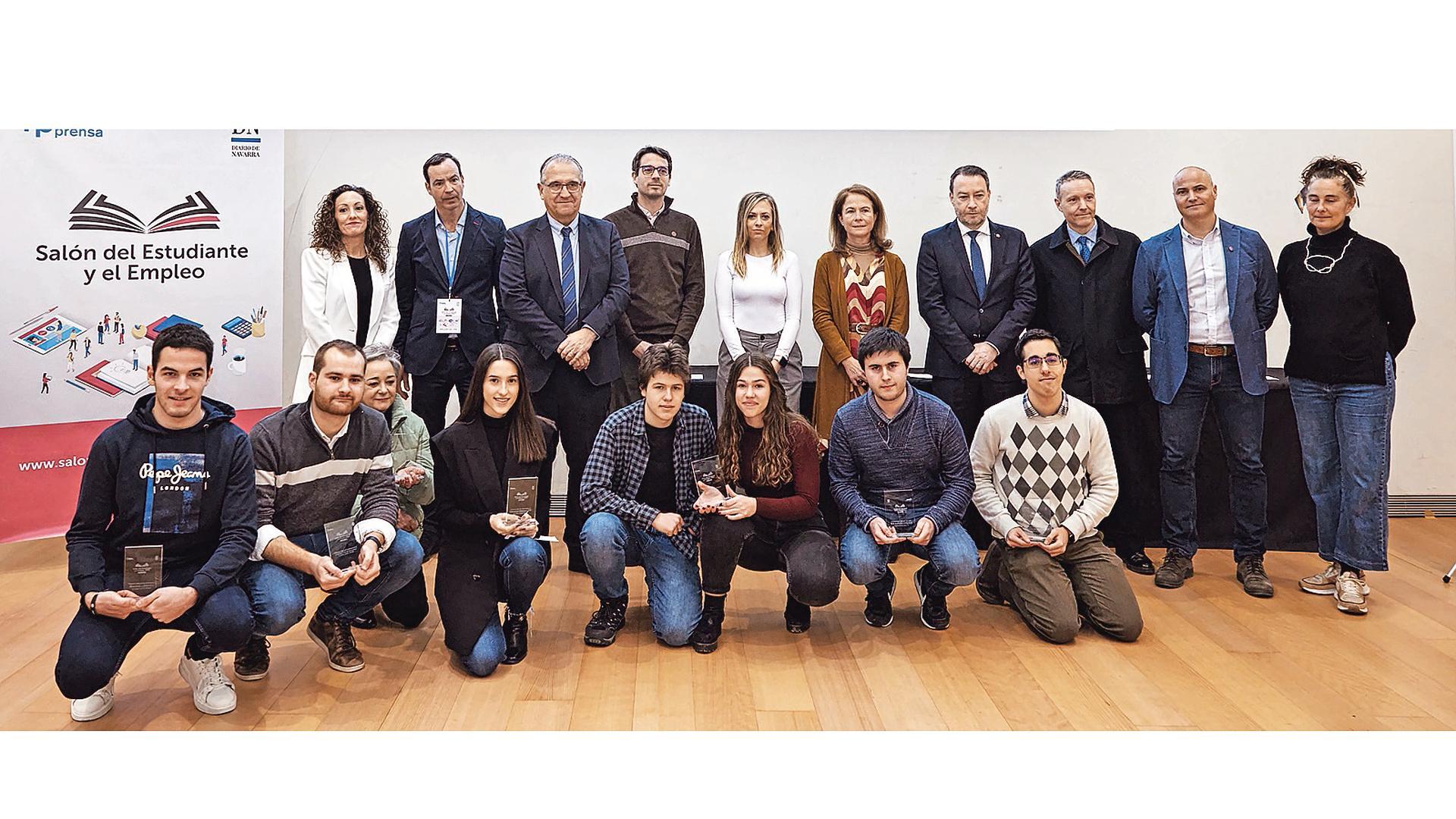 Desde la izda., en la fila de abajo: Alejandro Monroy Ostival, Jorge Nanclares Salmón, Ana Belén Iguzquiaguirre (madre de Miguel Baigorri), Libe Otxoa Fernández, Tasio y Medea (hijos de Estíbaliz Munárriz Jiménez), Fernando Quintana López y Christian Jiménez  Cuesta. Arriba, desde la izda.: Nerea García y Ion Buxens (Salón del Estudiante); el alcalde de Pamplona, Enrique Maya; Carlos Amatriain, director del Instituto Navarro de la Juventud; Natalia Rodríguez (responsable de Recursos Humanos de Iberdrola); Carlota Fernández Barrionuevo (directora Talento España de Acciona); el rector de la UPNA, Ramón Gonzalo; Ibon Haulde (Facultad de Derecho de la Universidad de Navarra); José Miguel Laco Irigoyen (secretario general UNED); y Leyre Arraiza (consejera del grupo La Información).