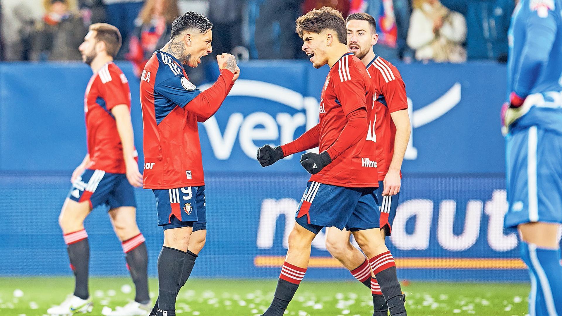 El Chimy Ávila y Abde, después del gol del marroquí en el partido de ida de las semifinales de Copa.