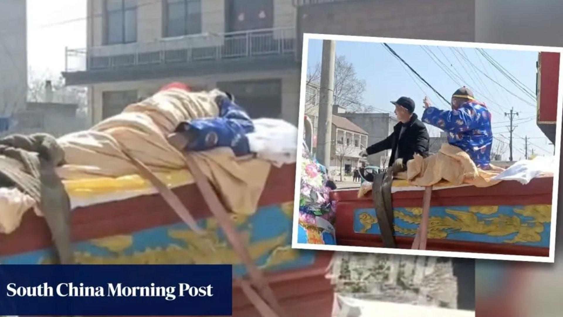 Un anciano chino finge su funeral en vida para saber cómo será