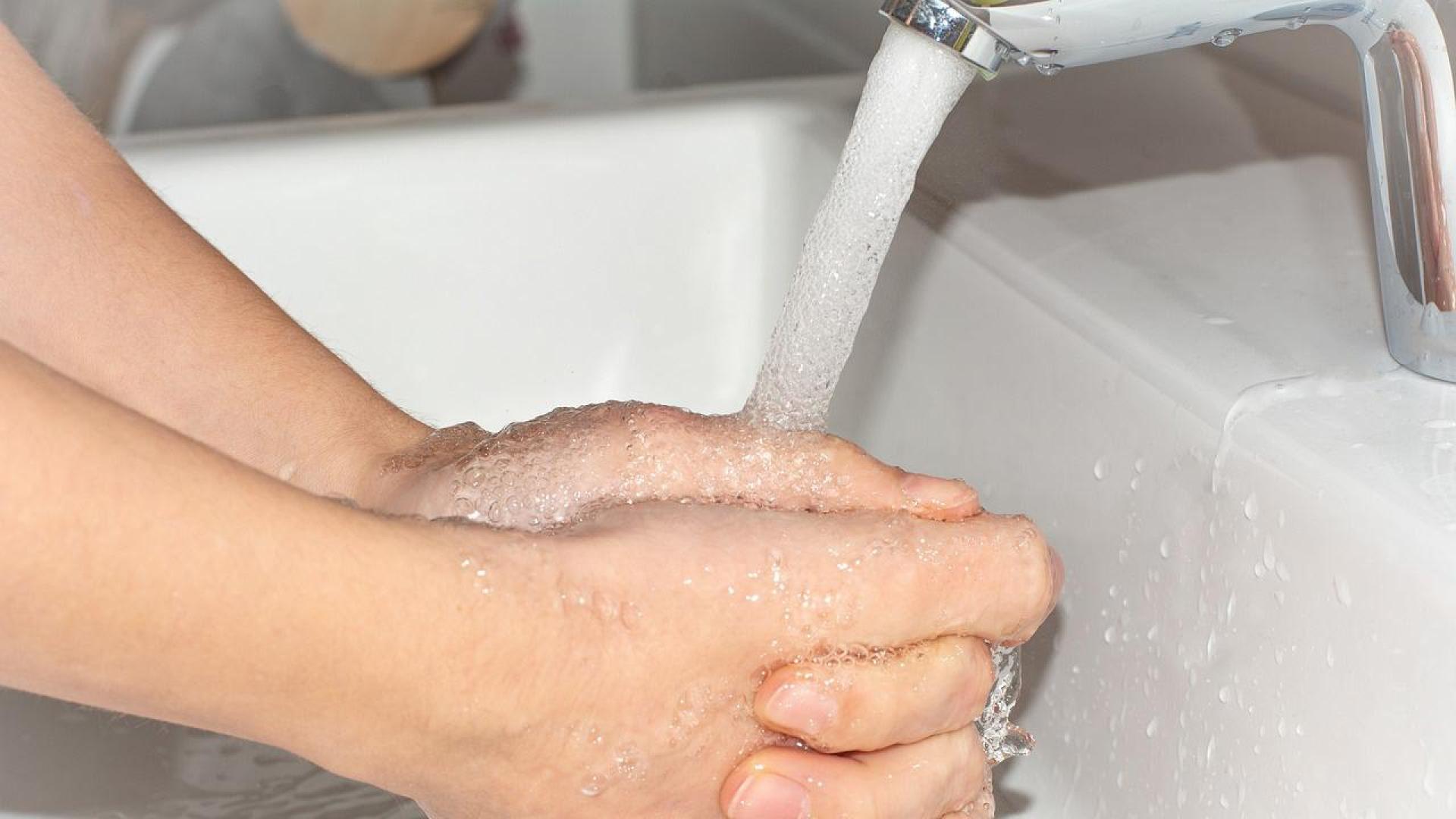 El fallecido utilizó agua del grifo para el lavado nasal