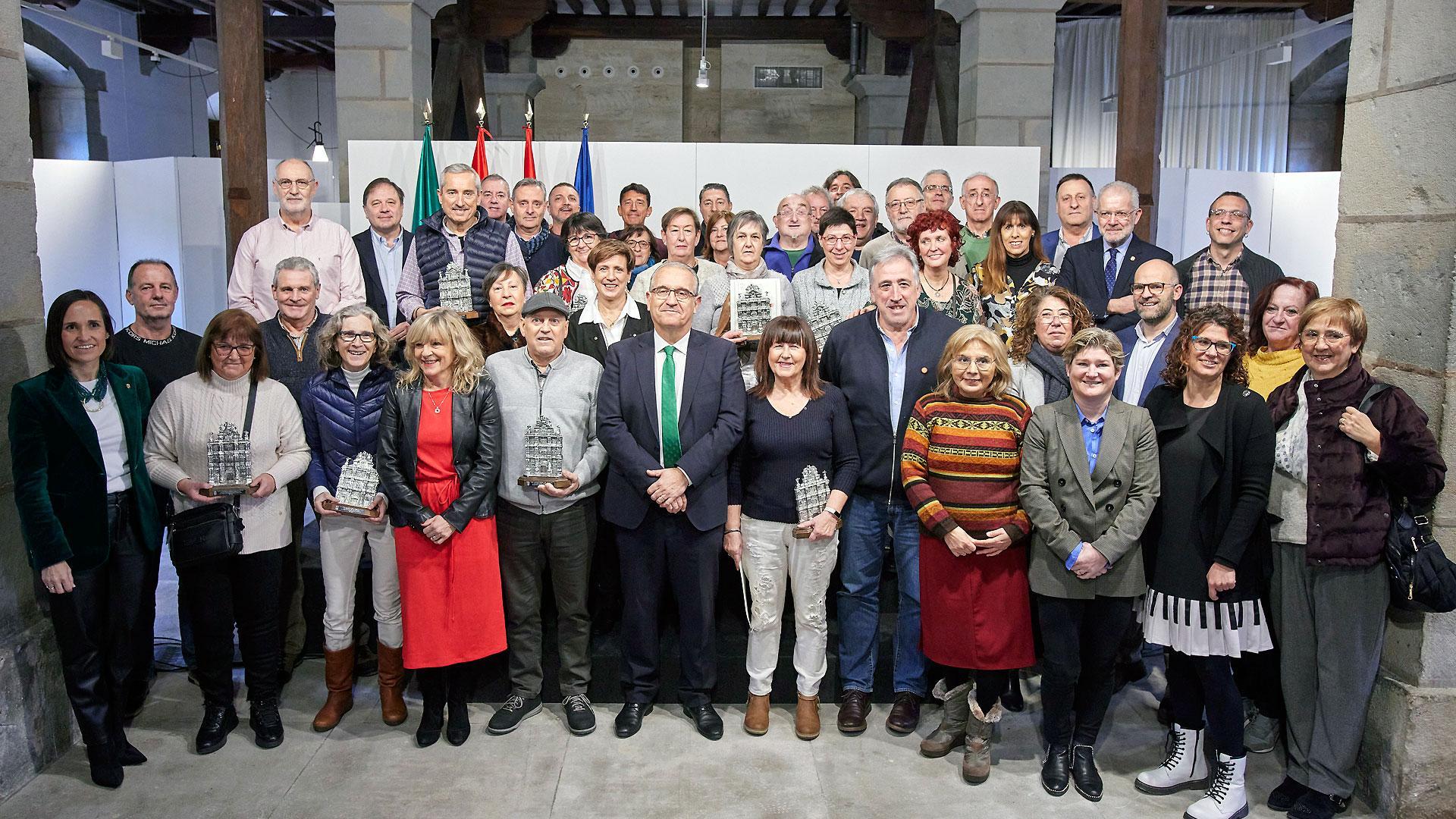 El alcalde Maya, en el centro, y concejales posan con los empleados municipales jubilados en 2022