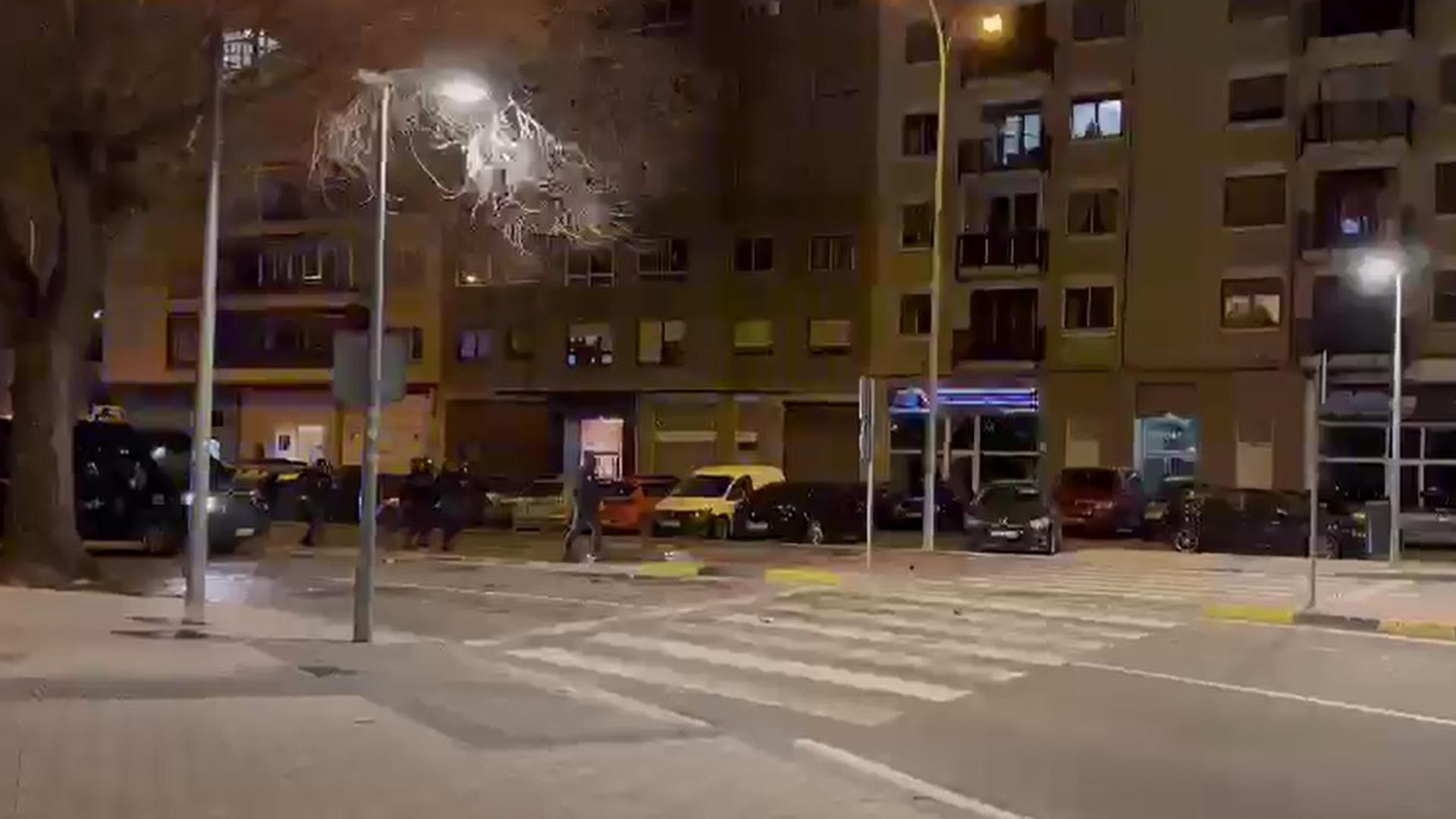 Asegura que trescientos ultras de ambos equipos "idearon un ataque conjunto" contra los agentes, en el que uno de ellos resultó herido
