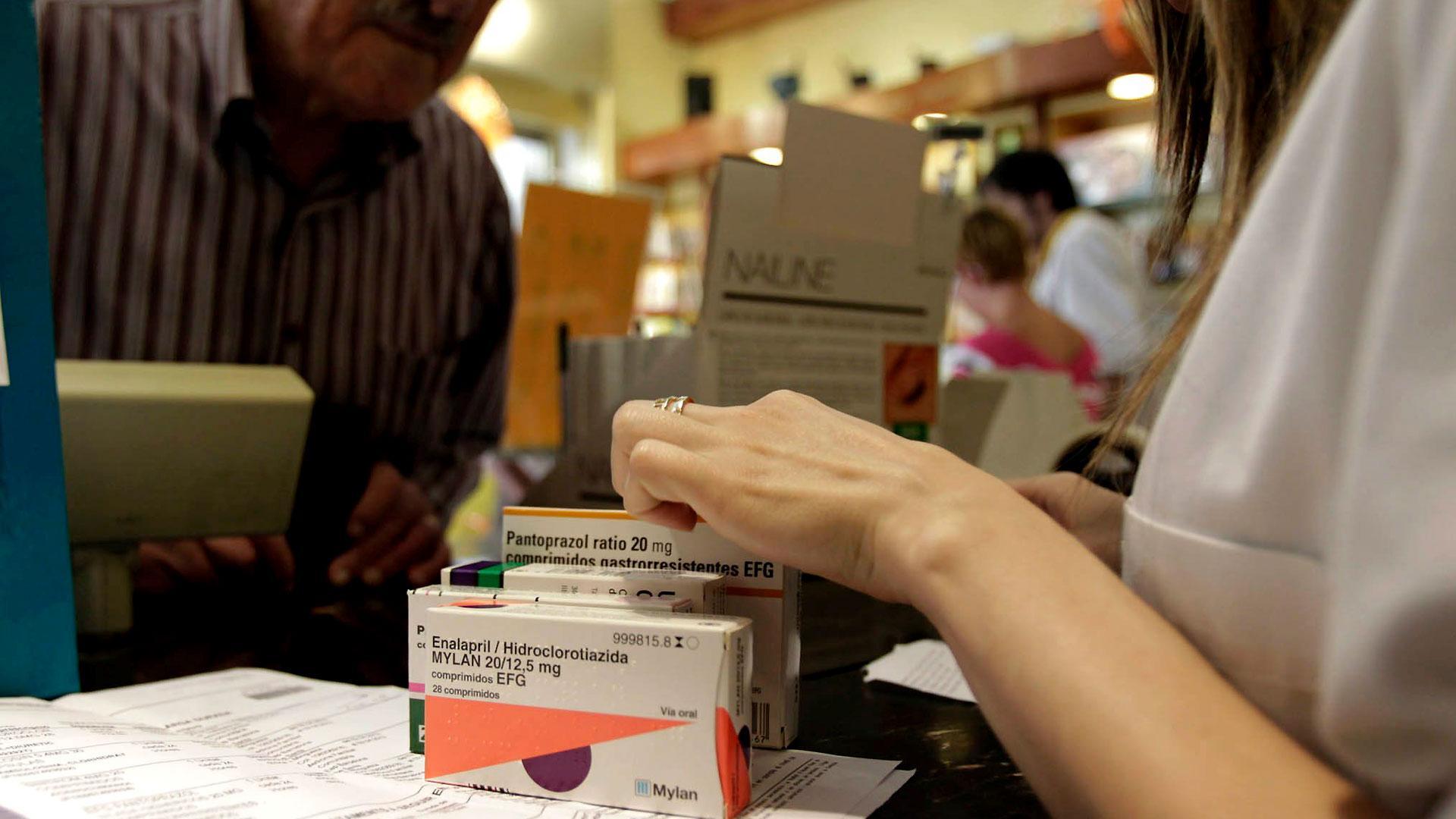 Un hombre adquiere varios medicamentos en una farmacia