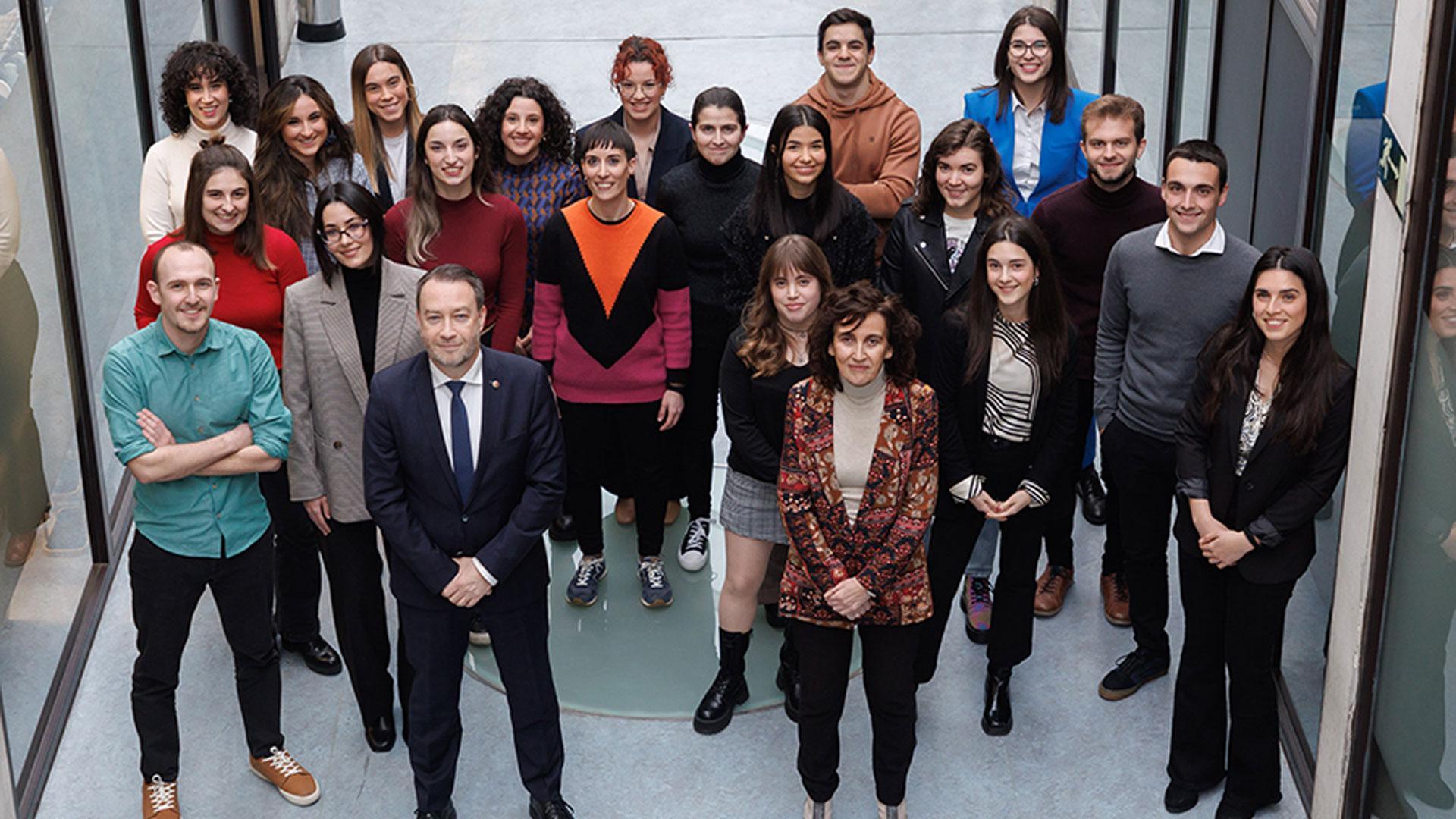 Estudiantes con los mejores expedientes de grado, en el edificio de Los Olivos de la UPNA, donde tuvo lugar el homenaje