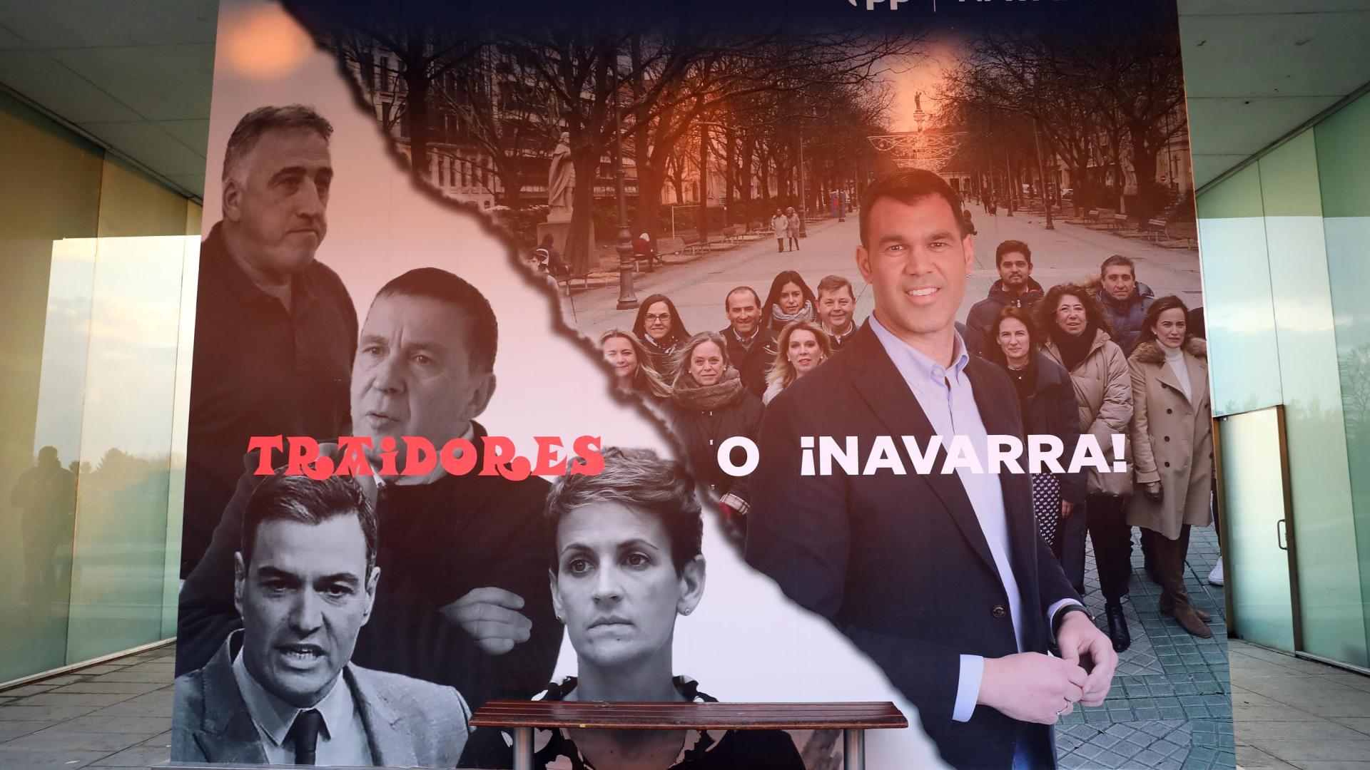Cartel del PP de Navarra en la Estación de Autobuses de Pamplona, en el que llama "traidores" a los socialistas