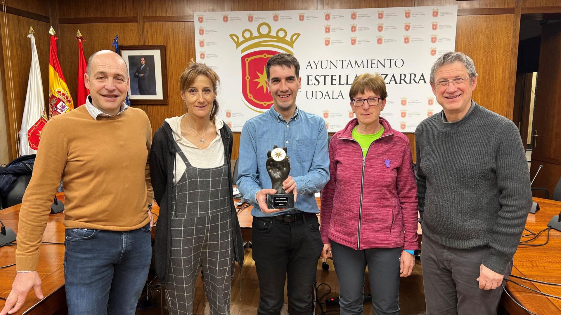 La comisión. Desde la izda. Javier Riezu (Joyería relojería Riezu), Marta Puente, el edil Mikel Colomo, Cristina Pinillos y Alberto Araiz (Cope)
