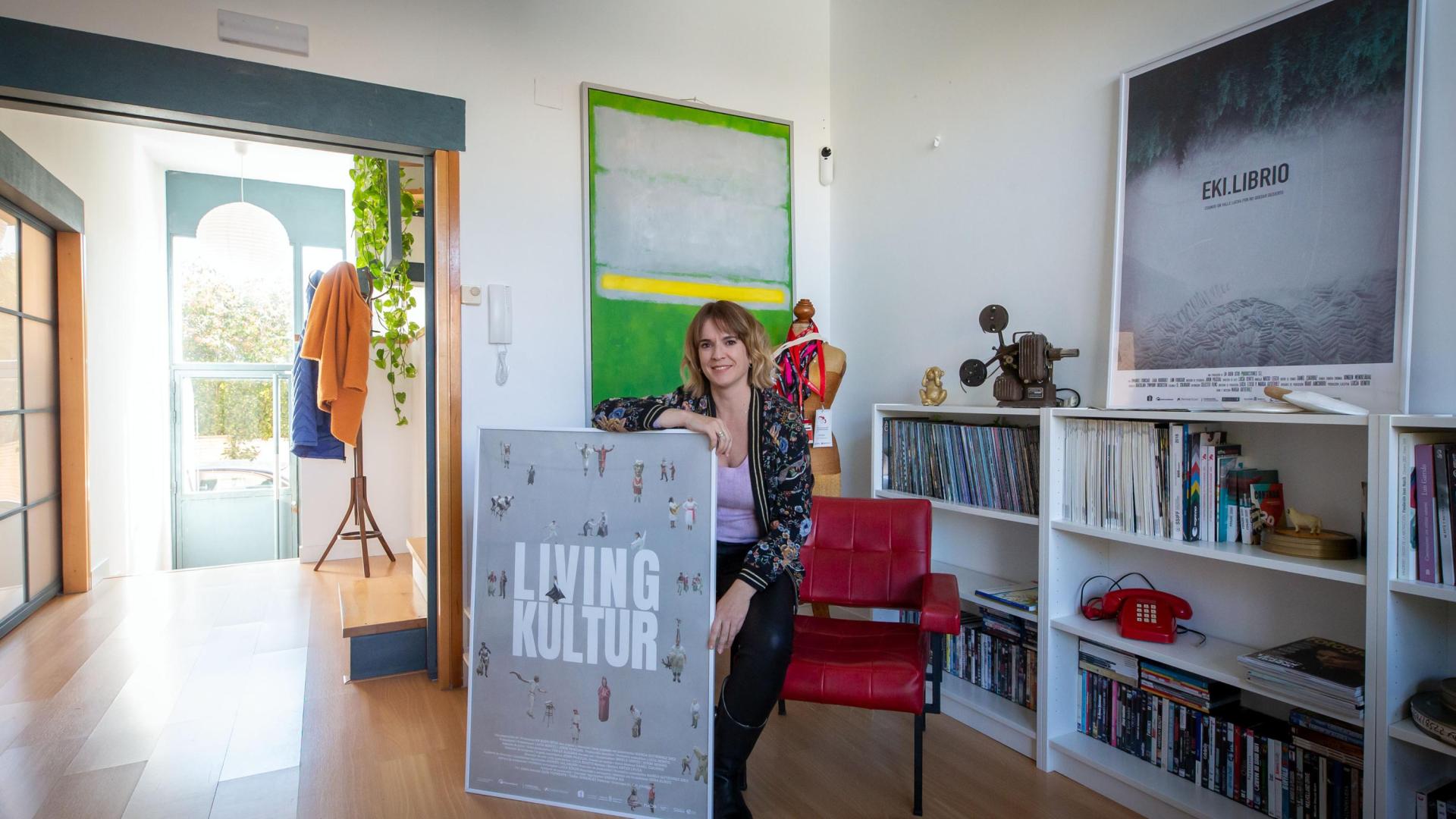 Marga Gutiérrez posa con el cartel del documental 'Living Kultur'