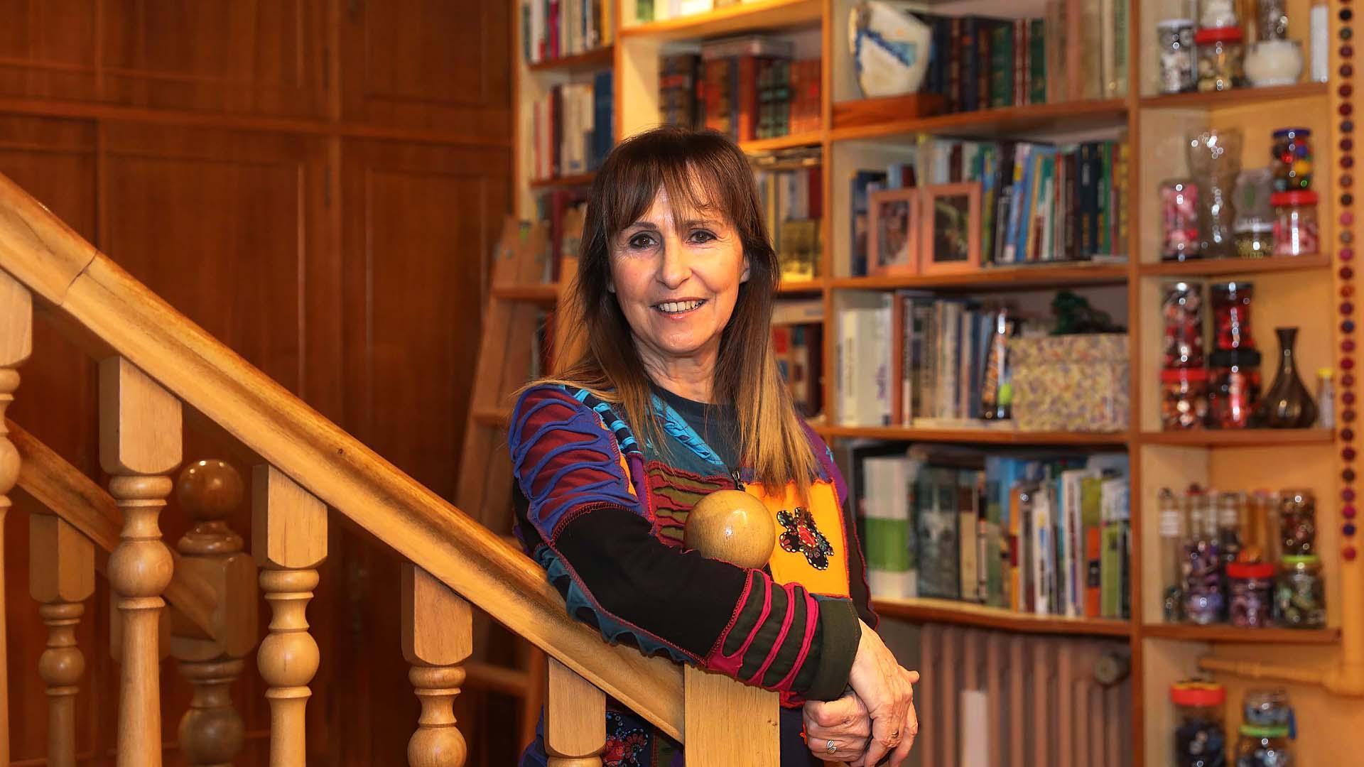 Elena Osinaga Bartolomé posa en su casa. La fotografía es una de sus aficiones y acumula miles de seguidores en sus redes sociales.