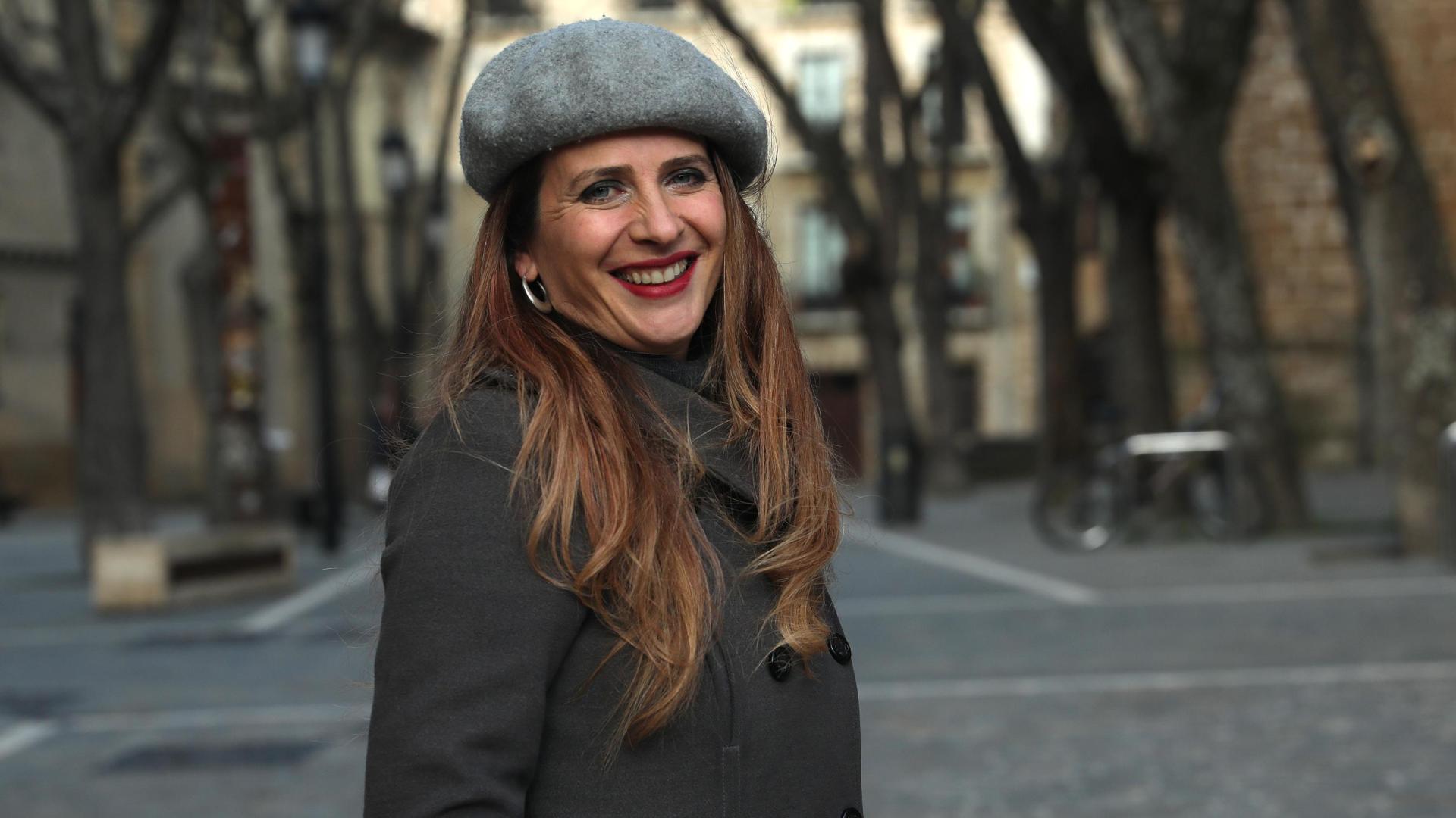Ainhoa Tejerina sonríe a la cámara en la plazuela de San José de Pamplona, junto a la catedral