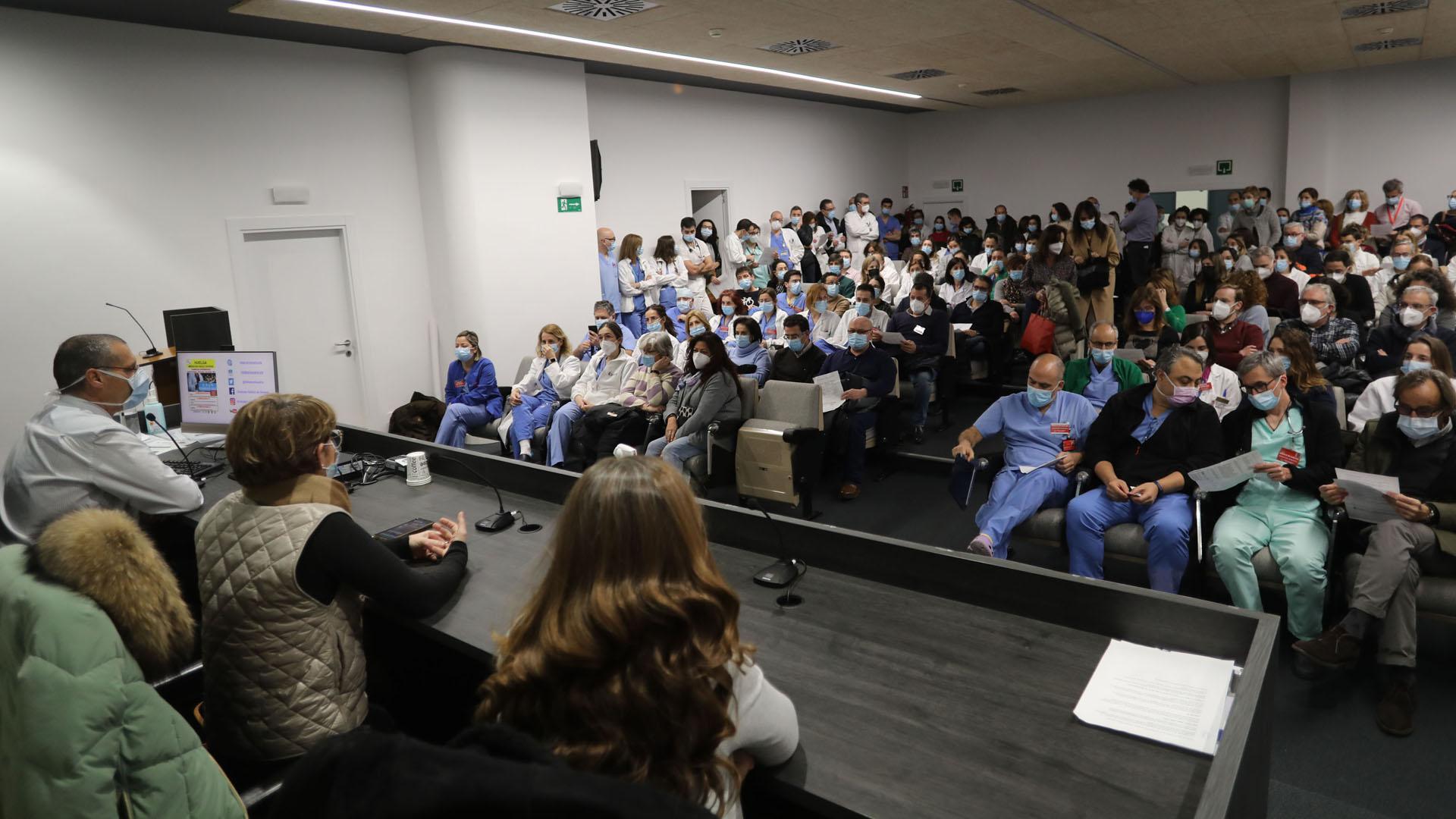 Asamblea de médicos celebrada en el Hospital Universitario de Navarra