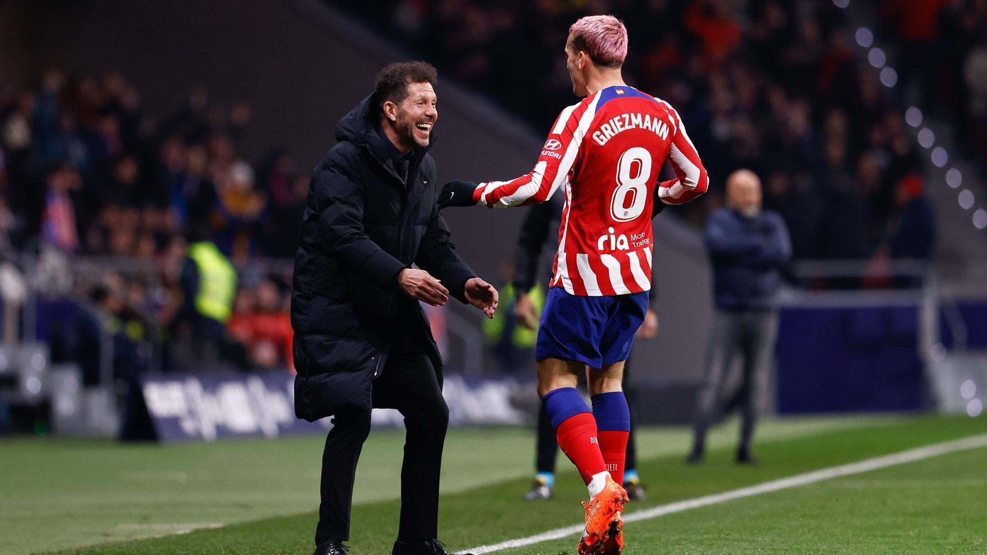 Antoine Griezmann celebra con su entrenador, Diego Pablo Simeone, uno de los goles ante el Sevilla