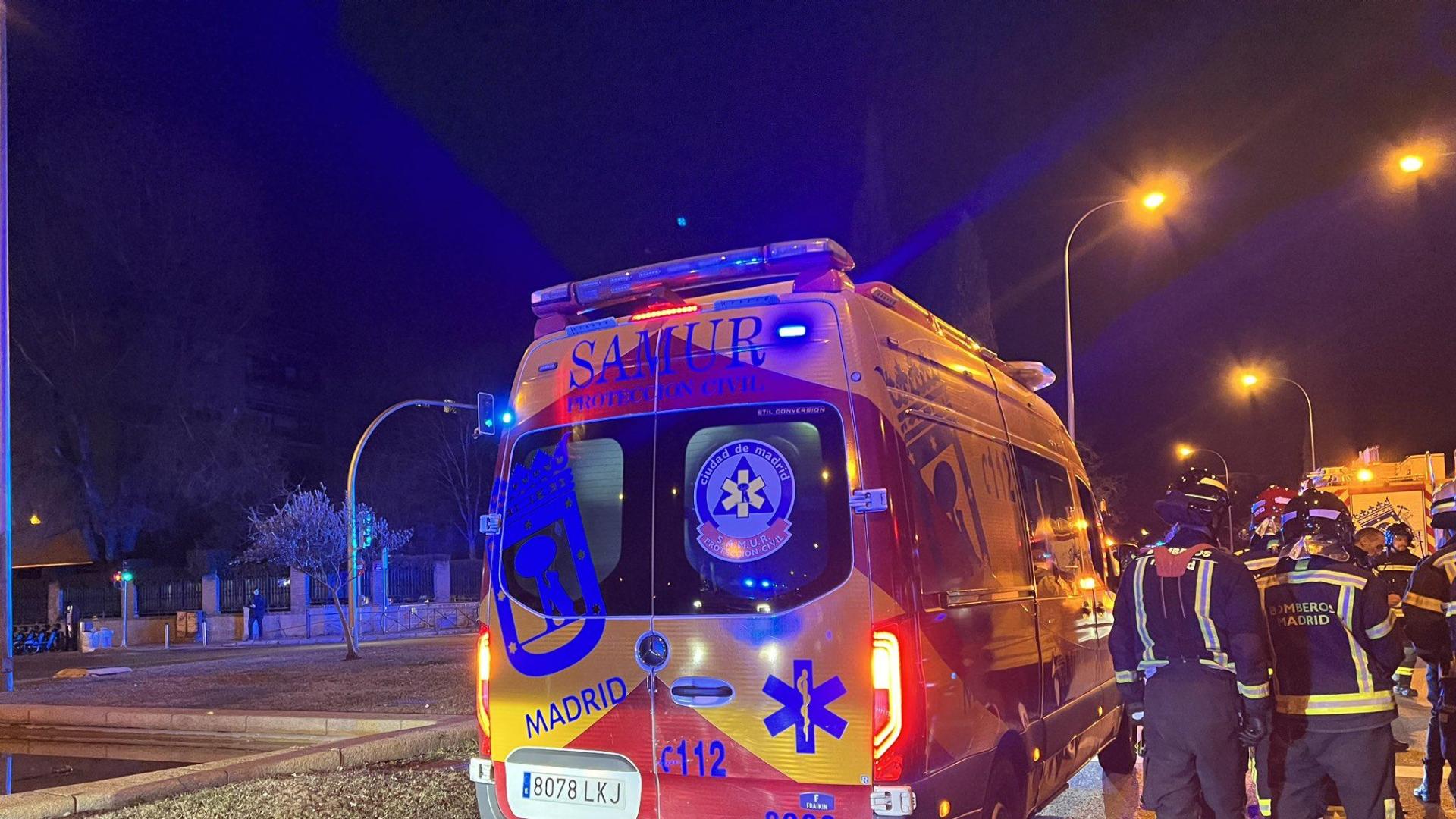 Imagen de archivo de una ambulancia de Samur atendiendo un accidente en Madrid