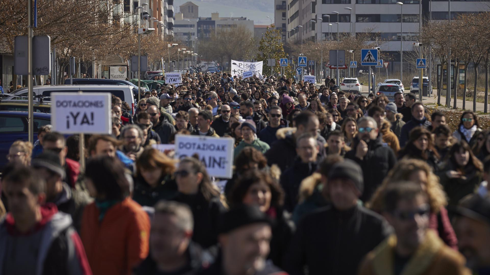 Un nutrido grupo de vecinos en la manifestación que recorrió el sábado Erripagaña