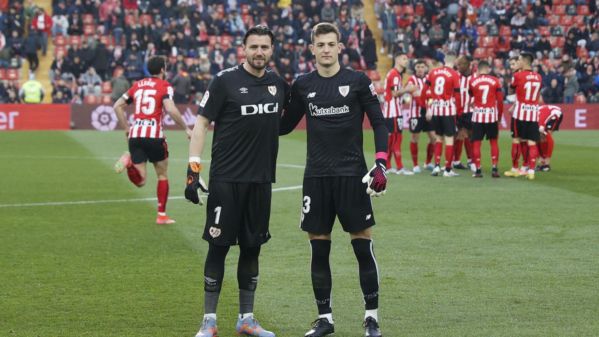 Los porteros del Athletic de Bilbao y del Rayo Vallecano, Agirrezabala (d) y Dimitrievski (i), posan vestidos de negro en homenaje a Ángel Iribar