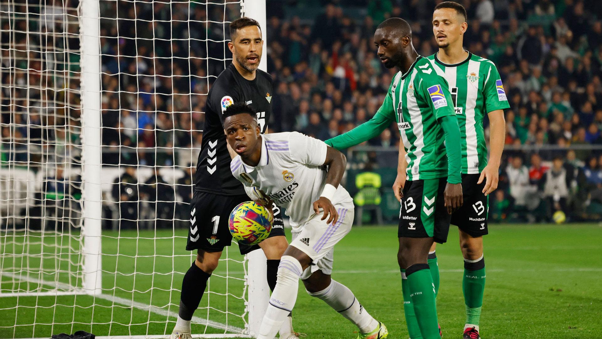 Vinicius y Claudio Bravo, en una jugada del partido entre el Betis y el Real Madrid