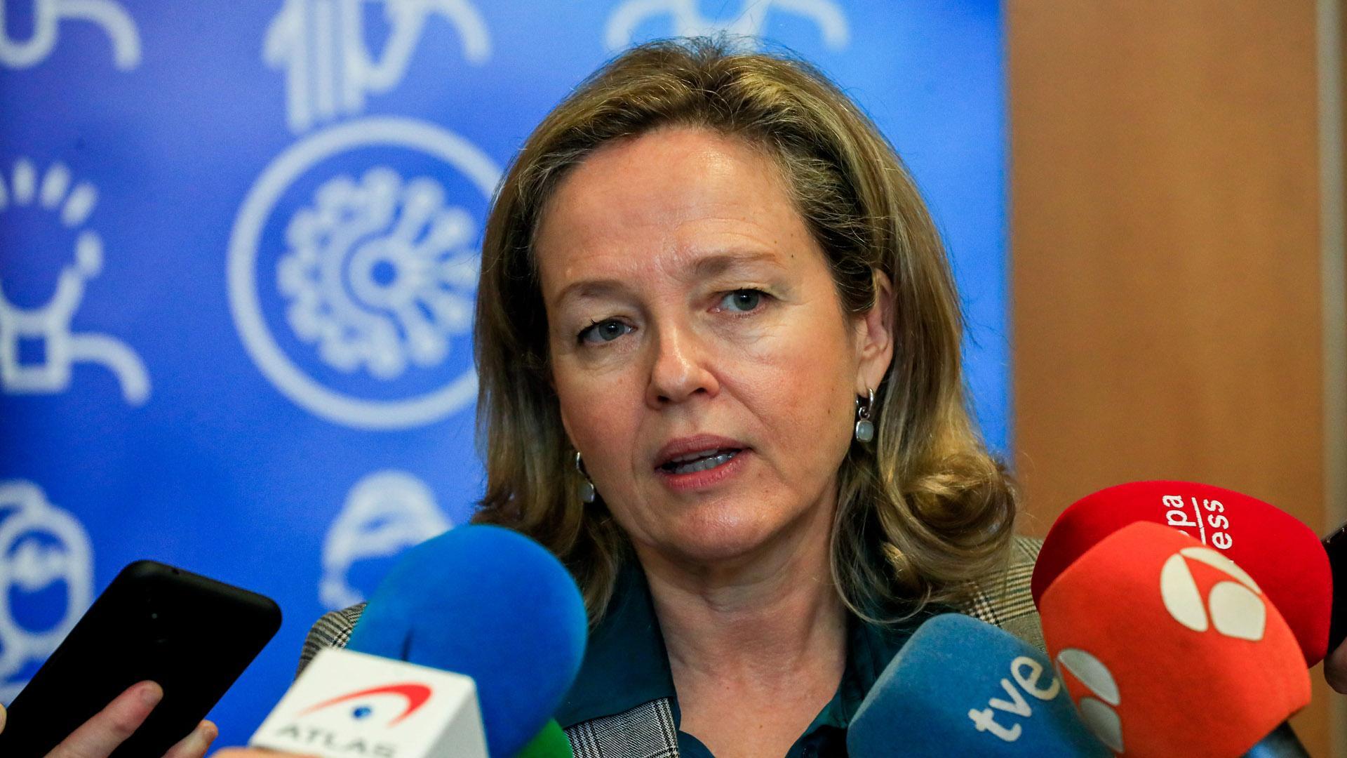 Nadia Calviño atiende a los medios de comunicación