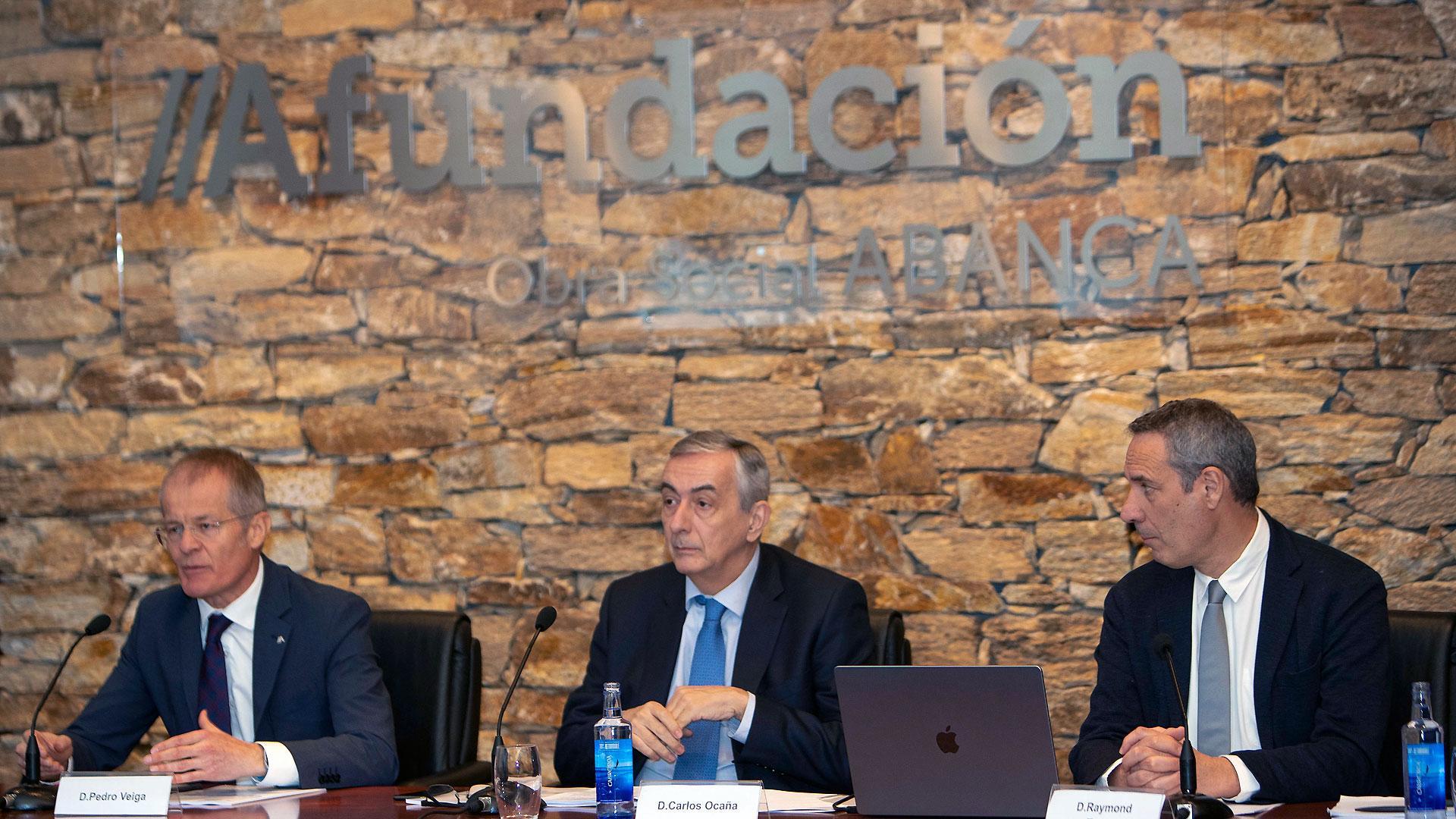El director general de Funcas (Fundación de las Cajas de Ahorros), Carlos Ocaña (C), su director de Coyuntura y Estadística, Raymond Torres (D), y el director general de Planificación Estratégica de Abanca, Pedro Veiga (I), presentan las previsiones económicas de las comunidades autónomas para 2023