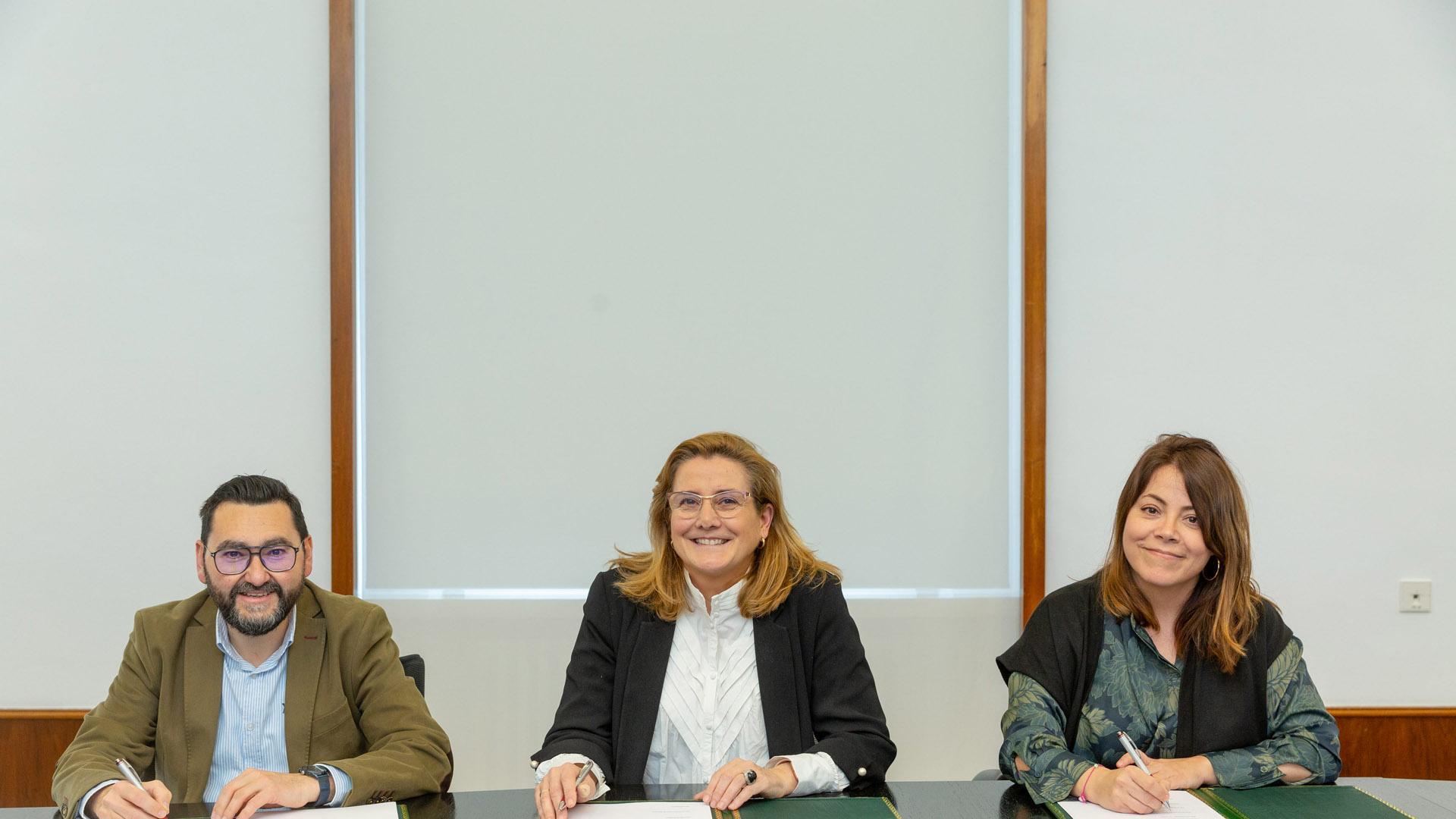 De izquierda a derecha, Jesús María Rodríguez, Rosalía Baena e Izaskun Azcona, durante la firma del convenio.