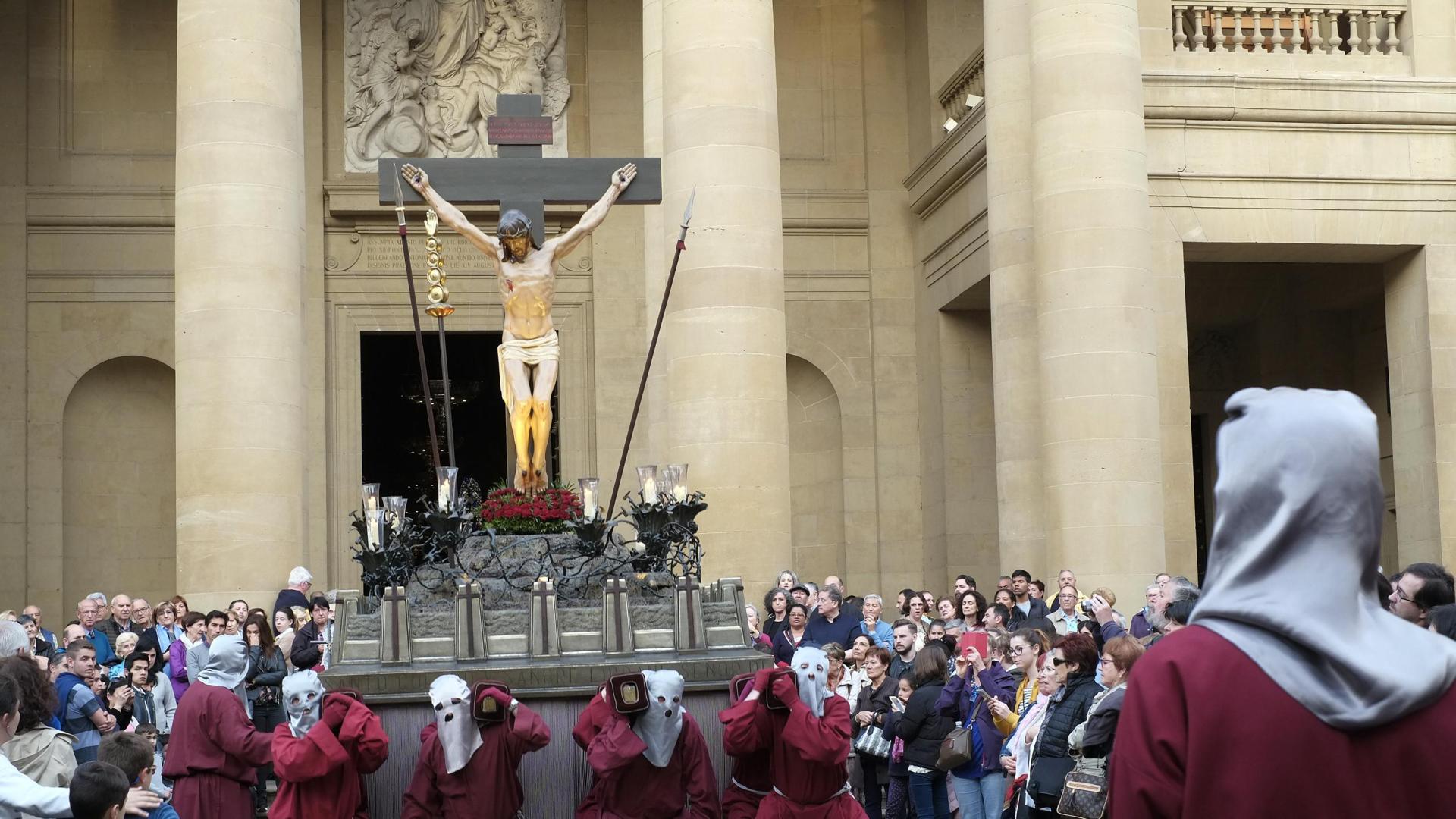 El paso del Cristo Alzado sale de la catedral, portado a hombros, el Viernes Santo de 2019.