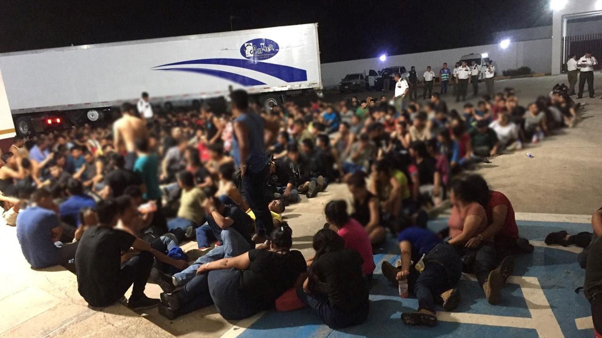 Los migrantes encontrados abandonados en el remolque de un camión por las autoridades mexicanas en Veracruz