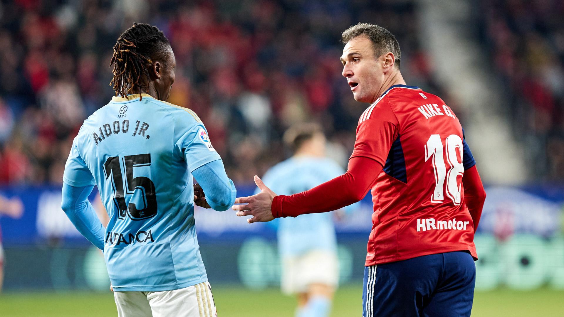 Kike García y Aidoo discuten durante el partido Osasuna-Celta