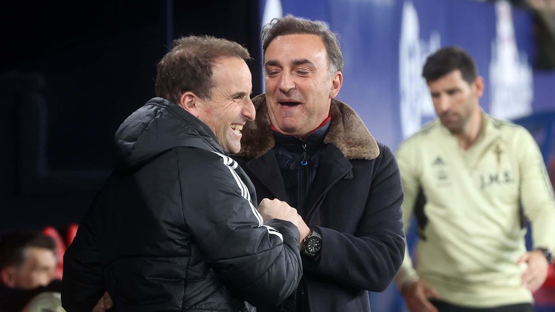 Saludo entre Jagoba Arrasate, entrenador de Osasuna, y Carlos Carvahal, su homólogo del Celta