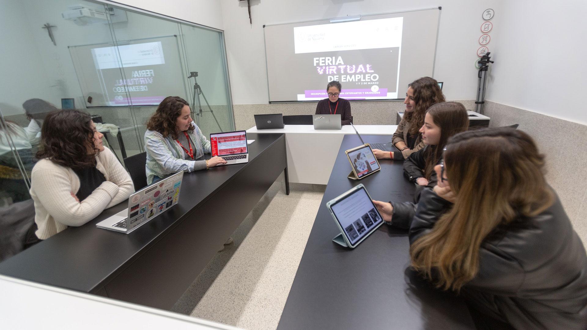 Career Services atendió a los estudiantes que tenían dudas sobre el funcionamiento de la Feria en el edificio Amigos de la Universidad de Navarra