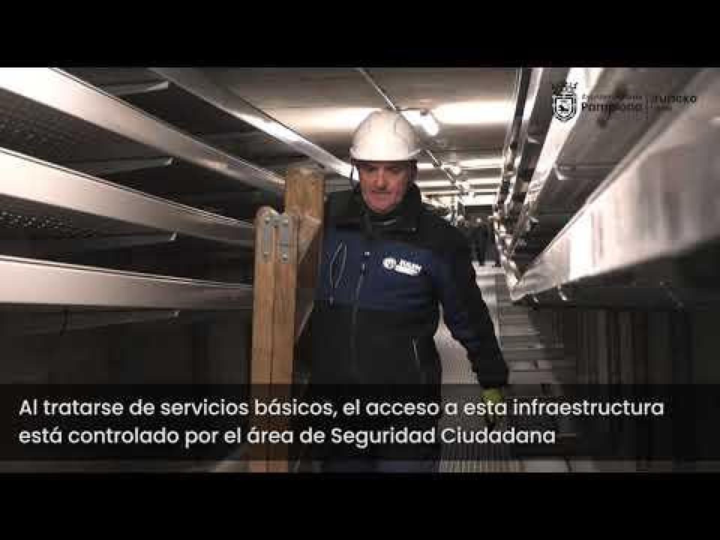 La ciudad de Pamplona cuenta con alrededor de 16,5 kilómetros de galerías subterráneas por las que se distribuyen los principales servicios públicos, como el abastecimiento de agua, de electricidad e internet y la recogida neumática de residuos, entre otros.