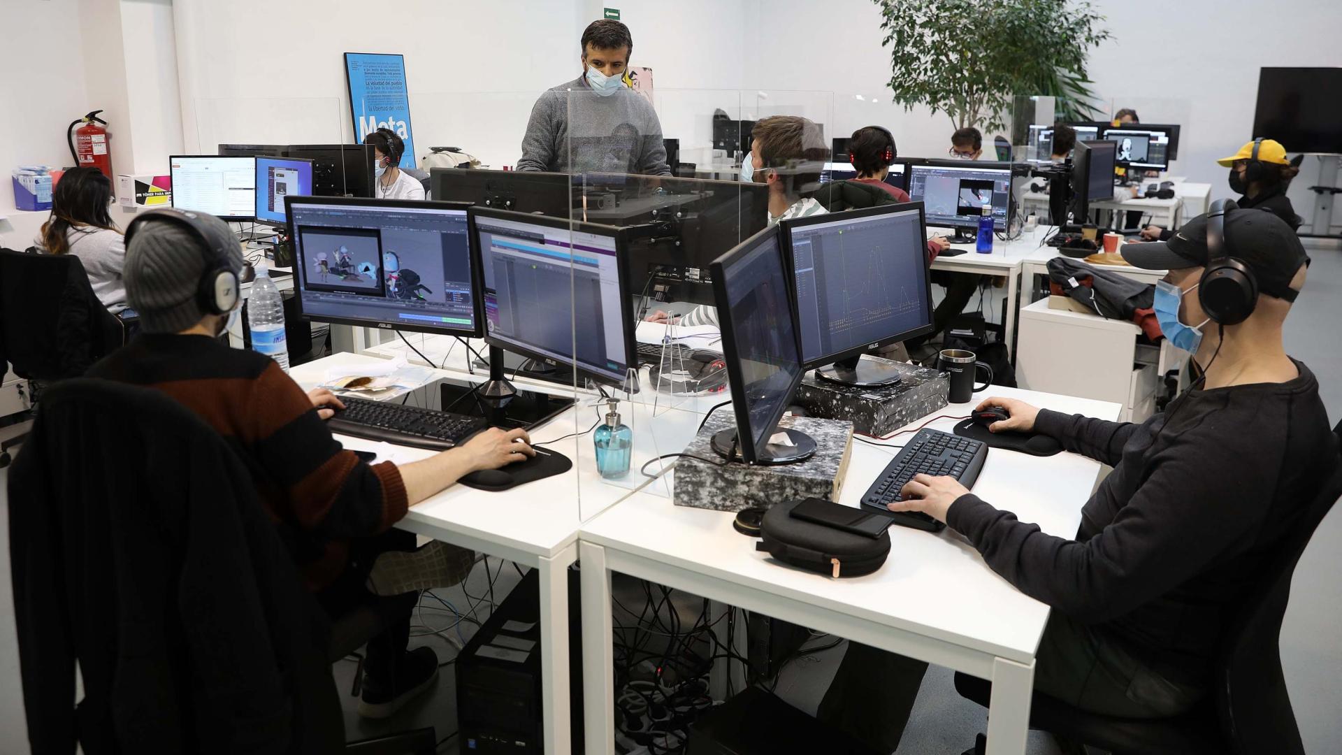Trabajadores del estudio The Thinklab Media durante la producción de Inspector Sun y la maldición de la viuda negra