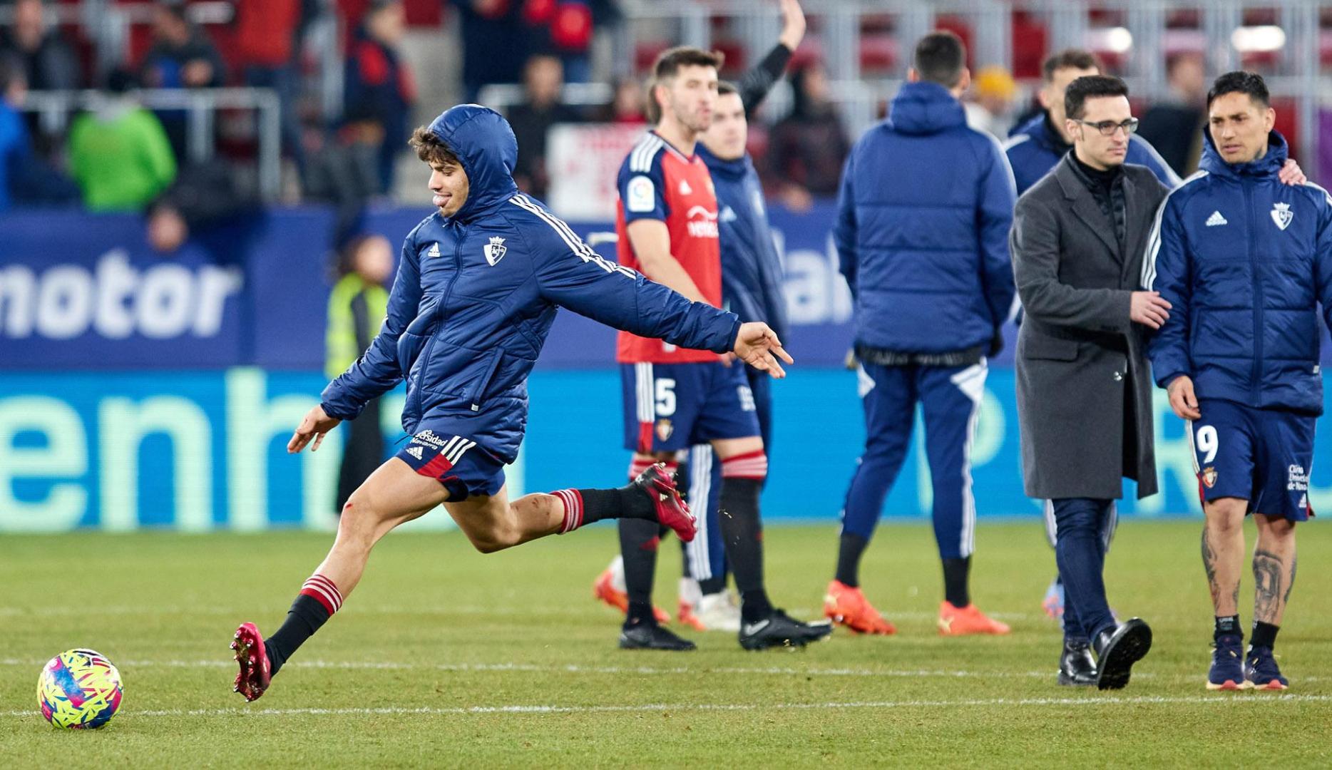 El jugador hispano-marroquí de Osasuna le regaló su camiseta antes de marcharse al vestuario