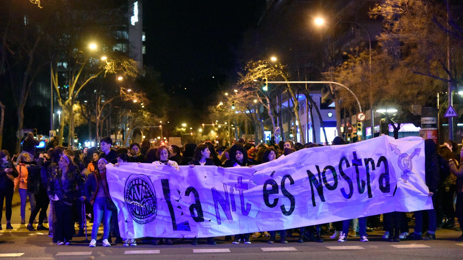 Manifestación nocturna un día antes del 8M en Barcelona