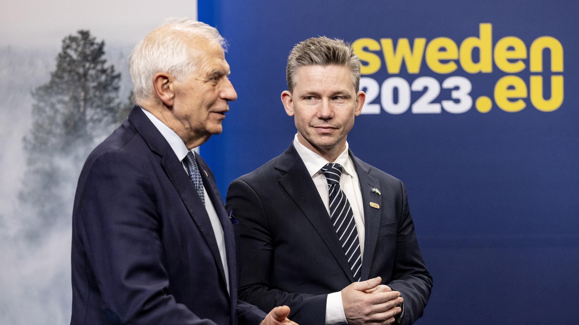 Josep Borrell, con el ministro de Defensa sueco, Pal Jonson