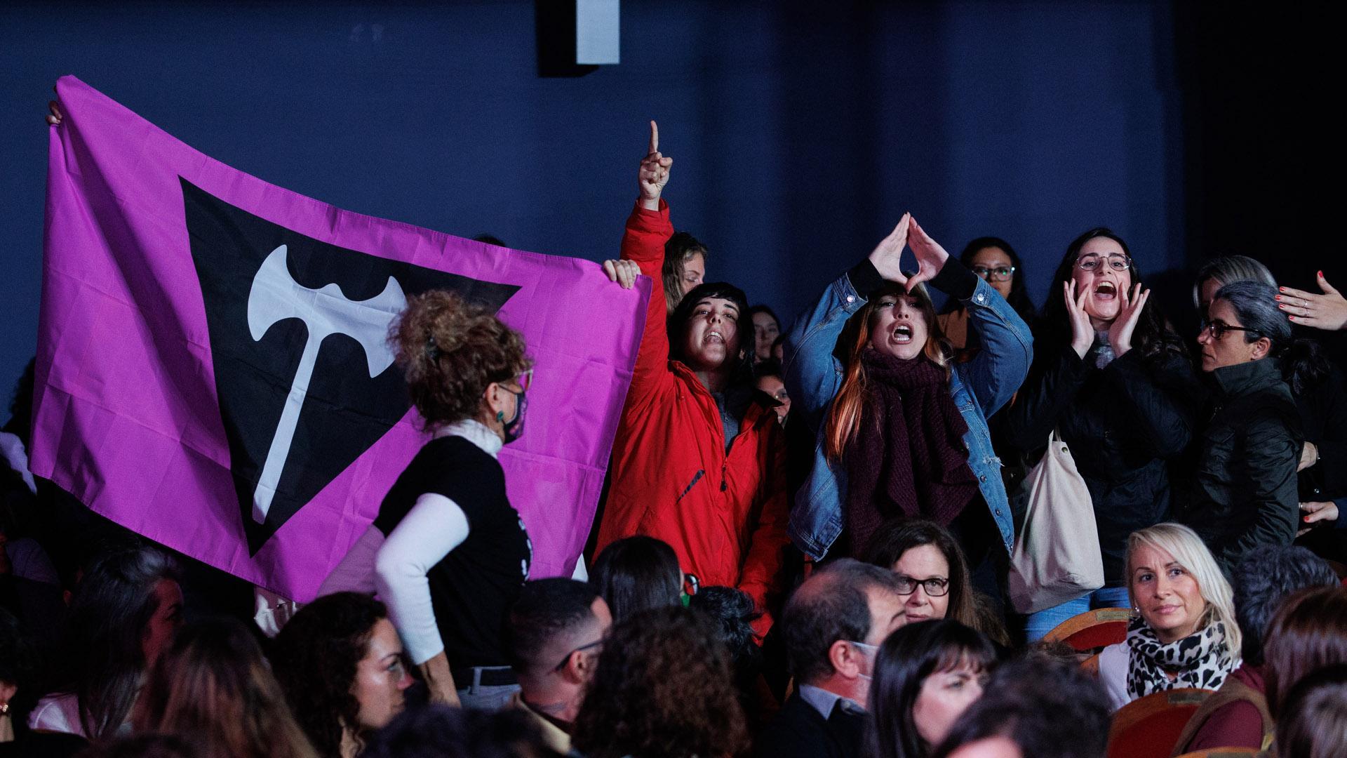 Varias mujeres protestan contra la ministra de Igualdad durante un acto institucional del Día Internacional de las Mujeres