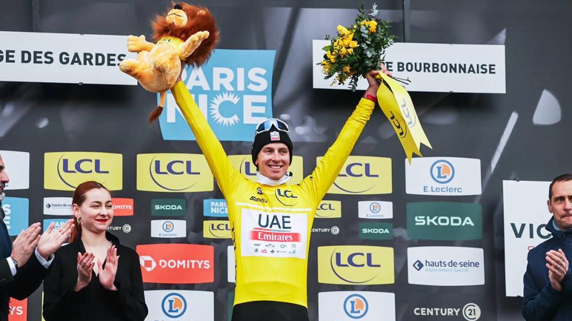 Tdej Pogacar en la meta y con el maillot amarillo tras imponerse en la cuarta etapa de la París-Niza.