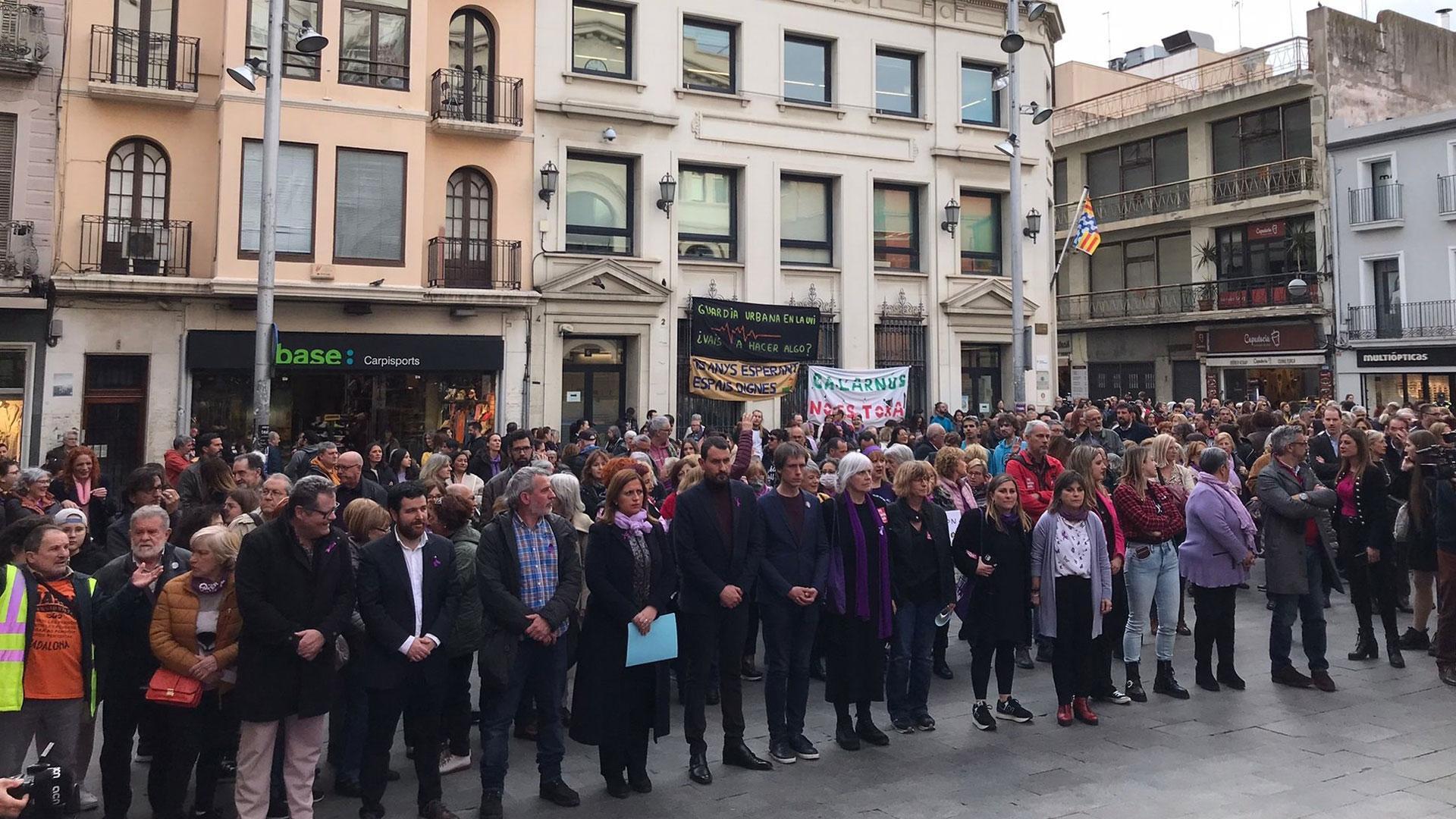 Concentración ante el Ayuntamiento de Badalona contra la violación grupal a una niña de 11 años por cinco menores