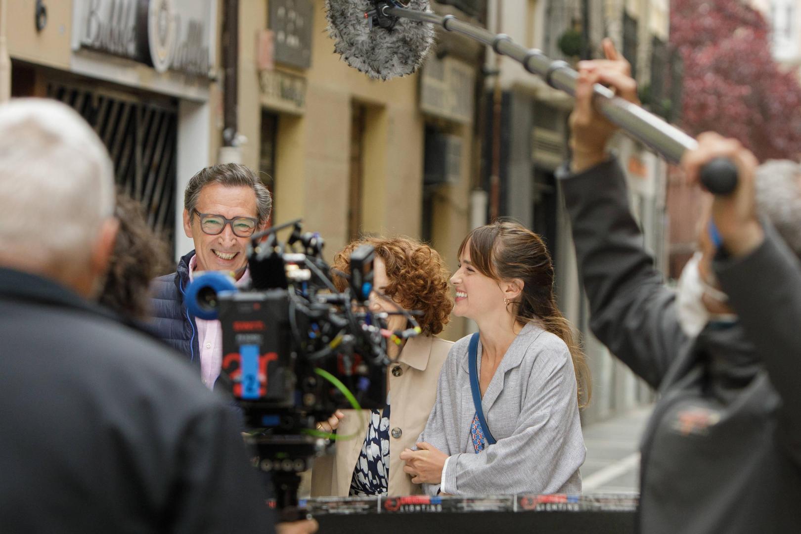 Ginés García Millán, Adriana Ozores y Susana Abaitua en el rodaje en Pamplona de 'El comensal', de Ángeles González-Sinde