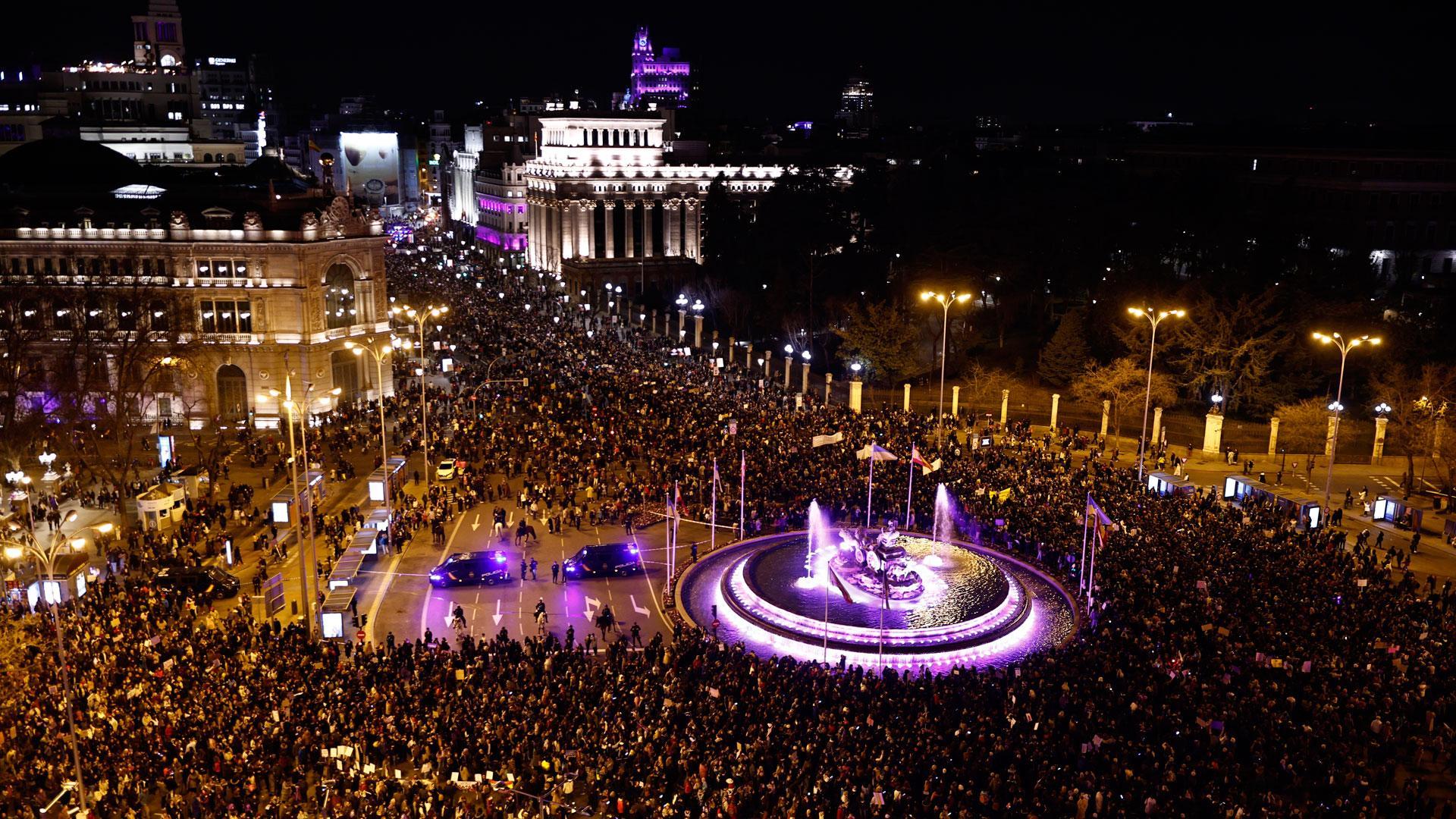 Miles de manifestantes participan durante la marcha organizada por la Comisión 8M con motivo del Día de la Mujer, este miércoles en Madrid