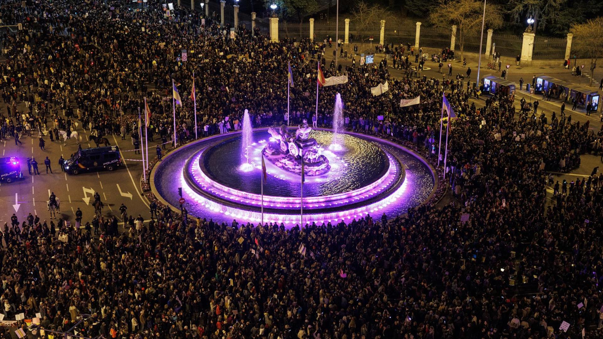 Miles de mujeres  en la plaza de Cibeles durante una manifestación convocada por la Comisión 8M