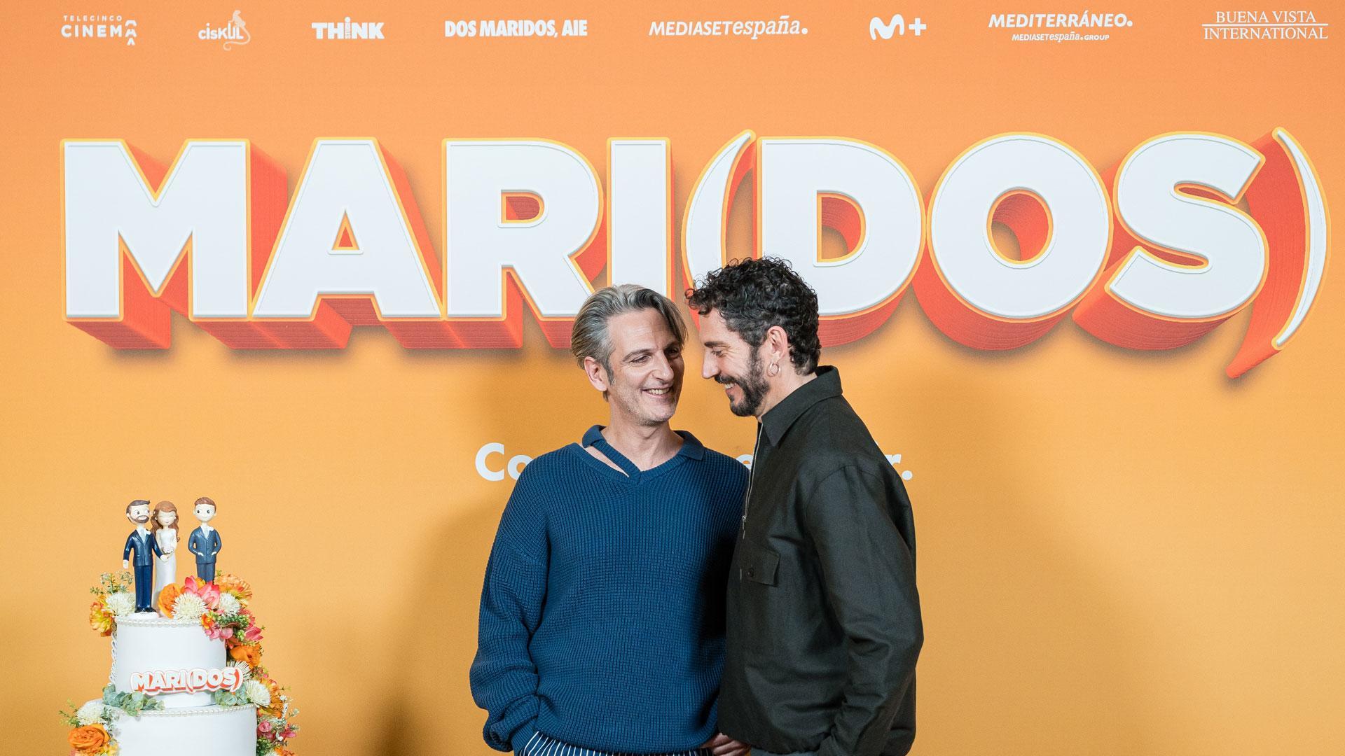 Los actores Ernesto Alterio (i) y Paco León (d), posan en un photocall previo a una entrevista por el estreno de la película 'Mari (dos)'