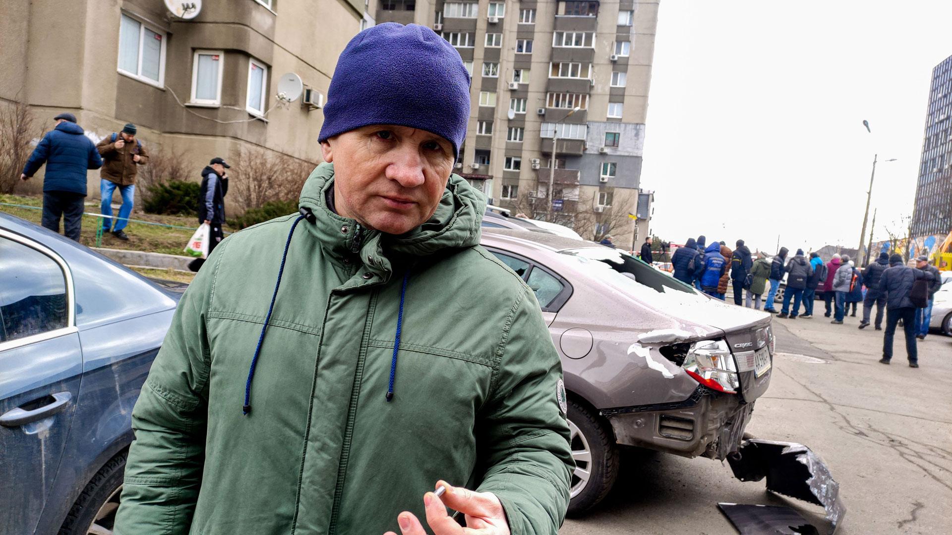 Iurii Kalitinskyi muestra un fragmento del artefacto que cayó en su barrio tras el bombardeo
